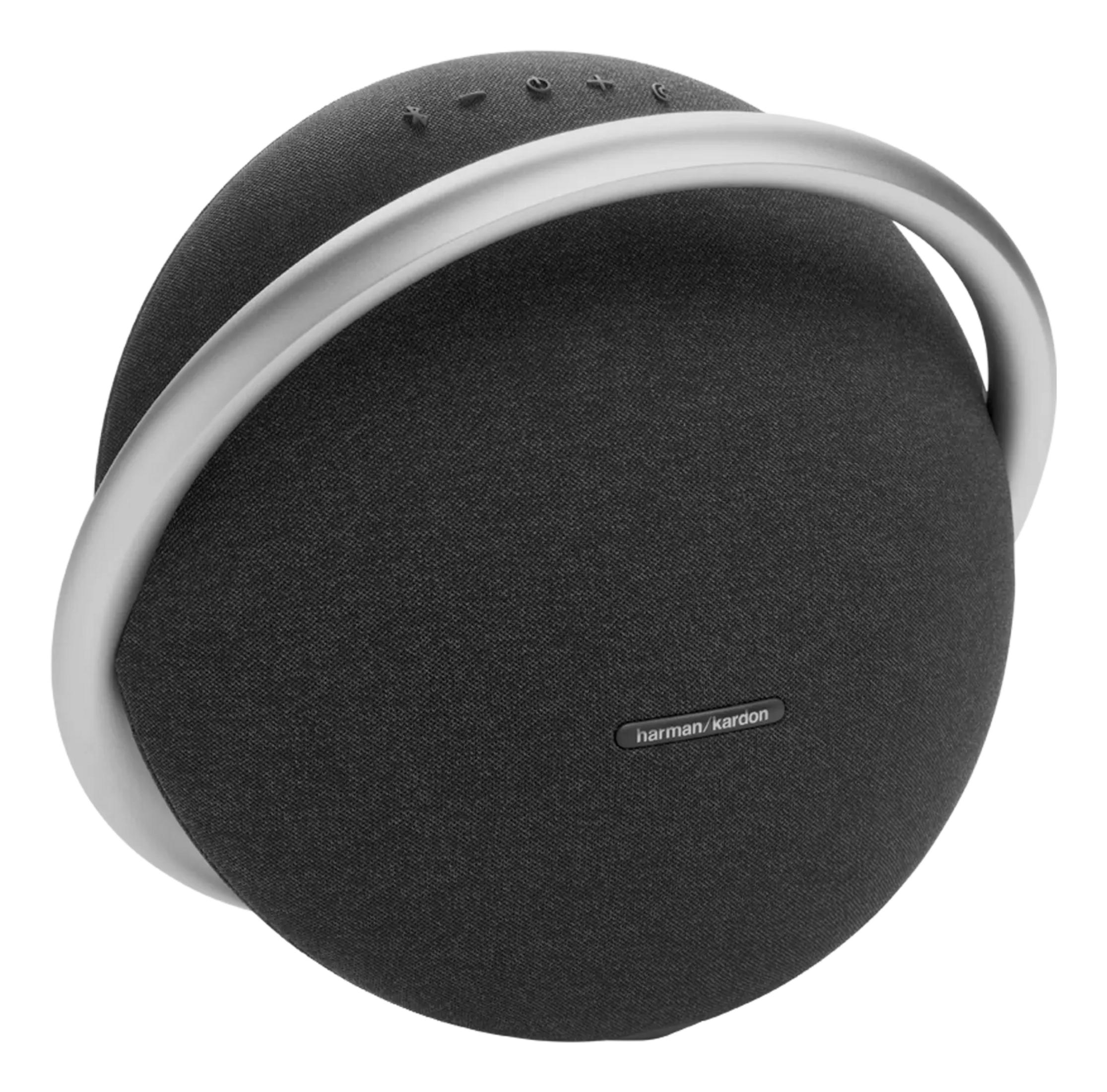 Gümüş kulp ve düğmeli siyah bir Harman Kardon hoparlör.