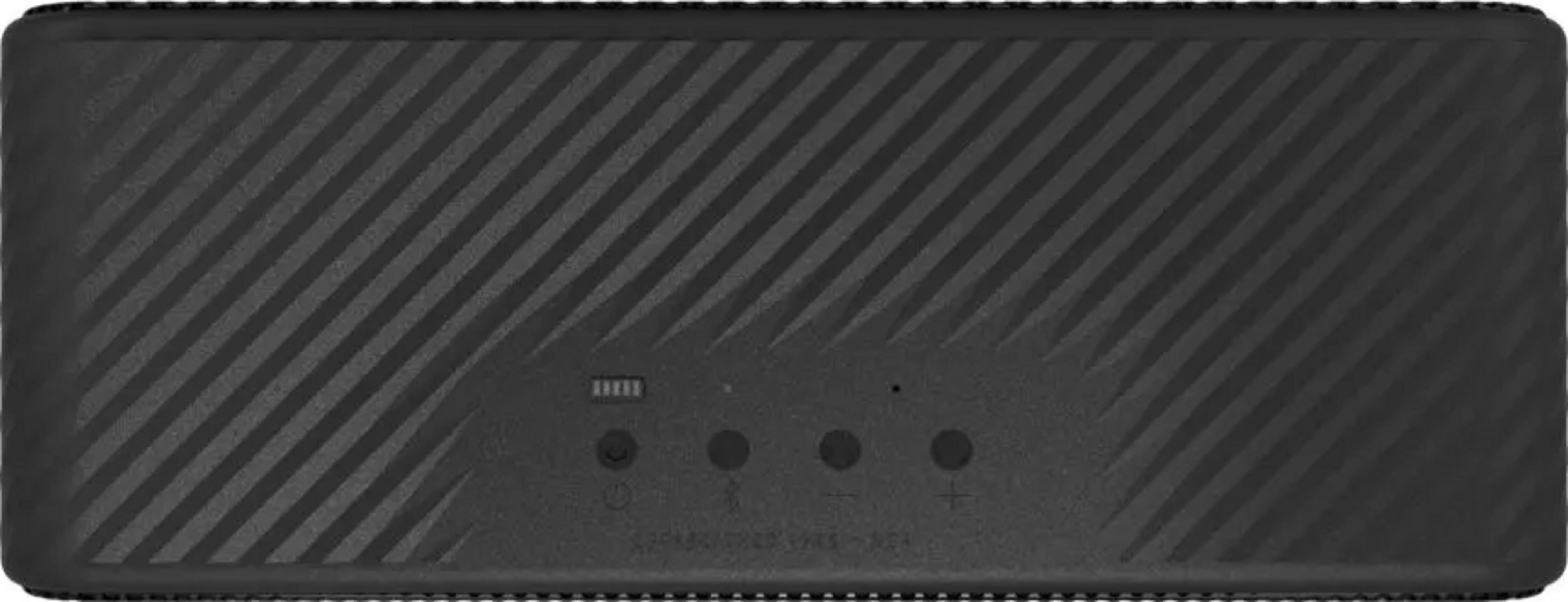 Czarny głośnik Bluetooth z ukośnymi paskami i przyciskami sterującymi.