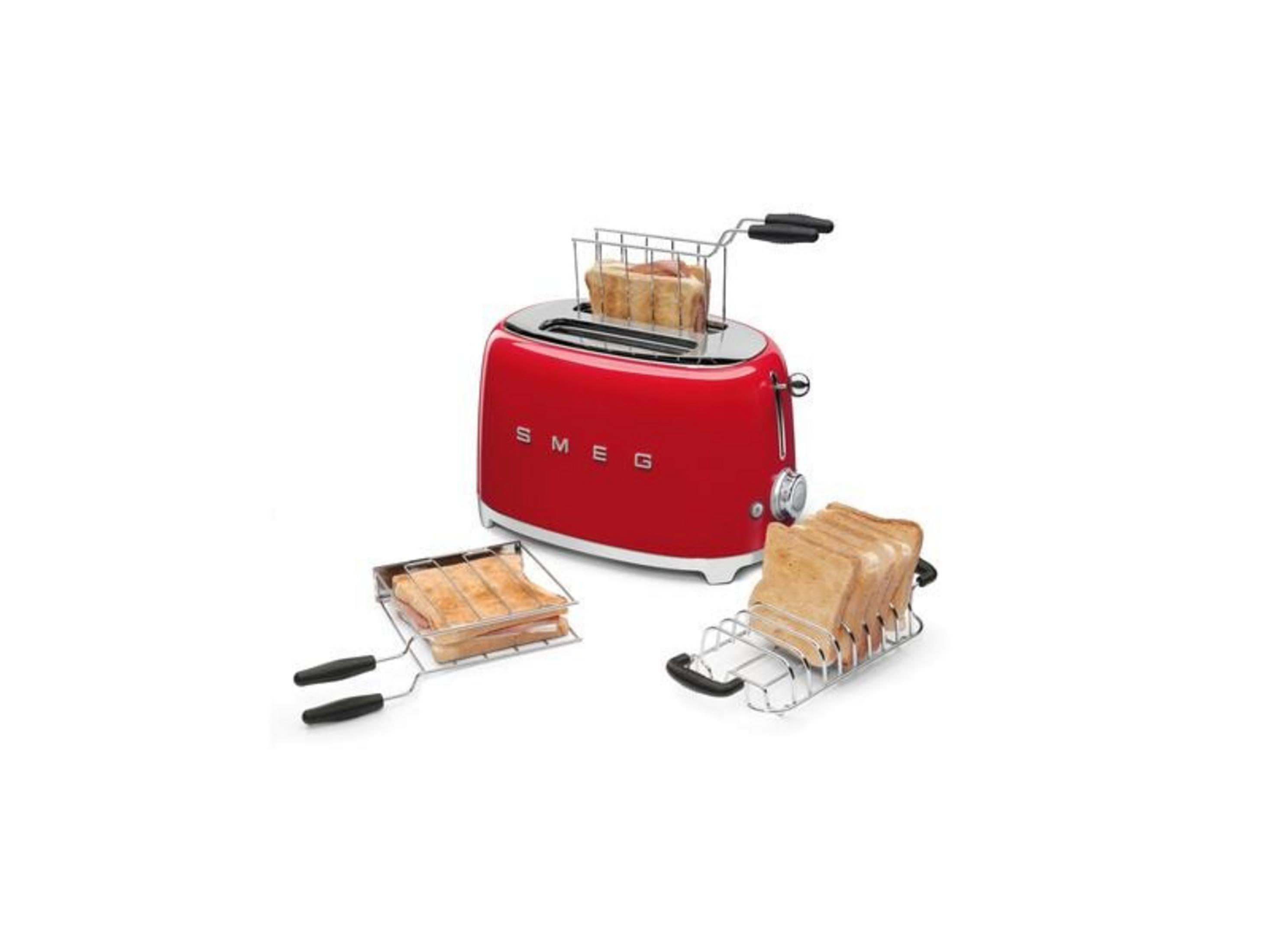 Czerwony toster Smeg z tostami i szczypcami do tostów.