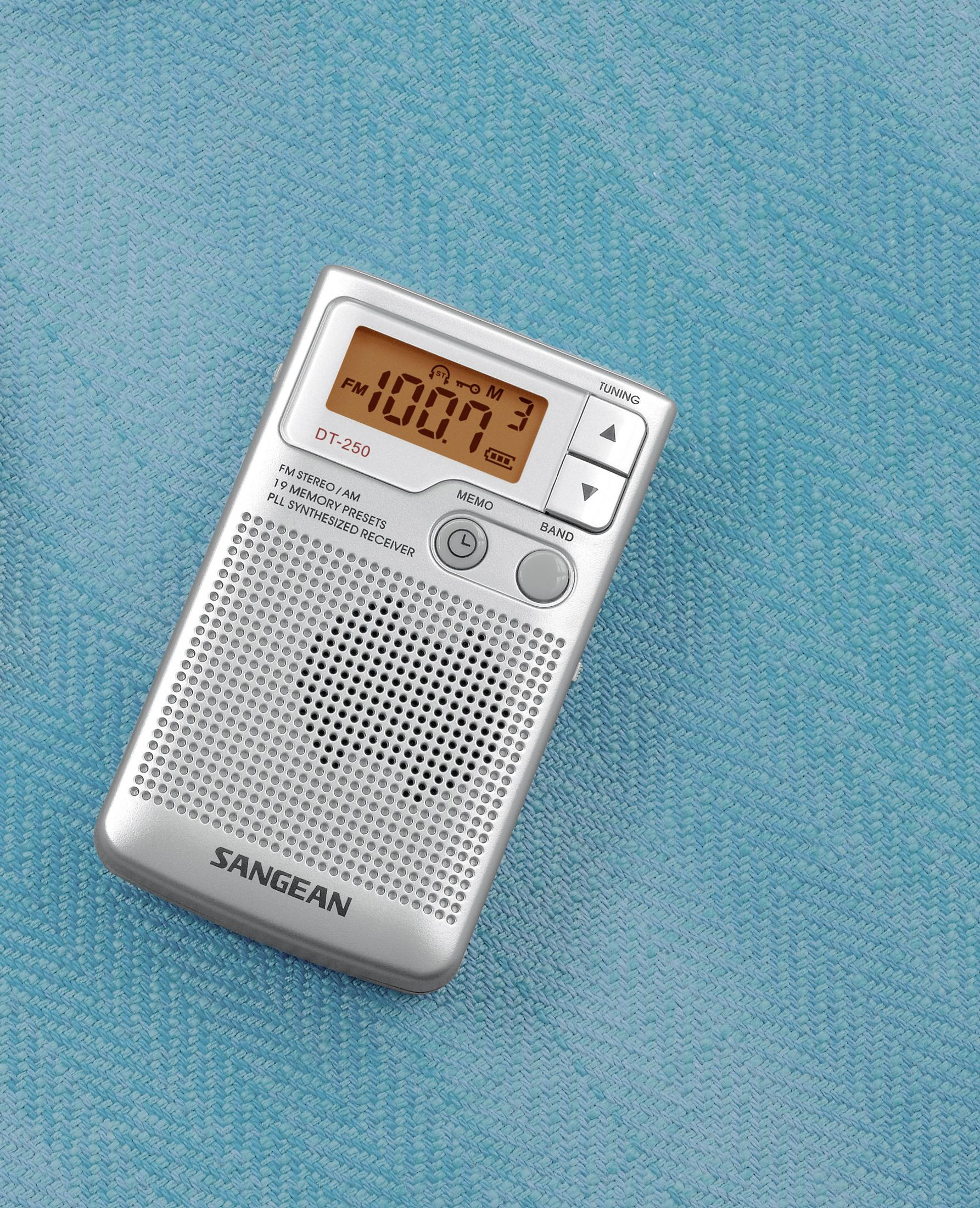 Srebrne radio Sangean DT-250 z wyświetlaczem LCD, głośnikiem i przyciskami na niebieskim tle.