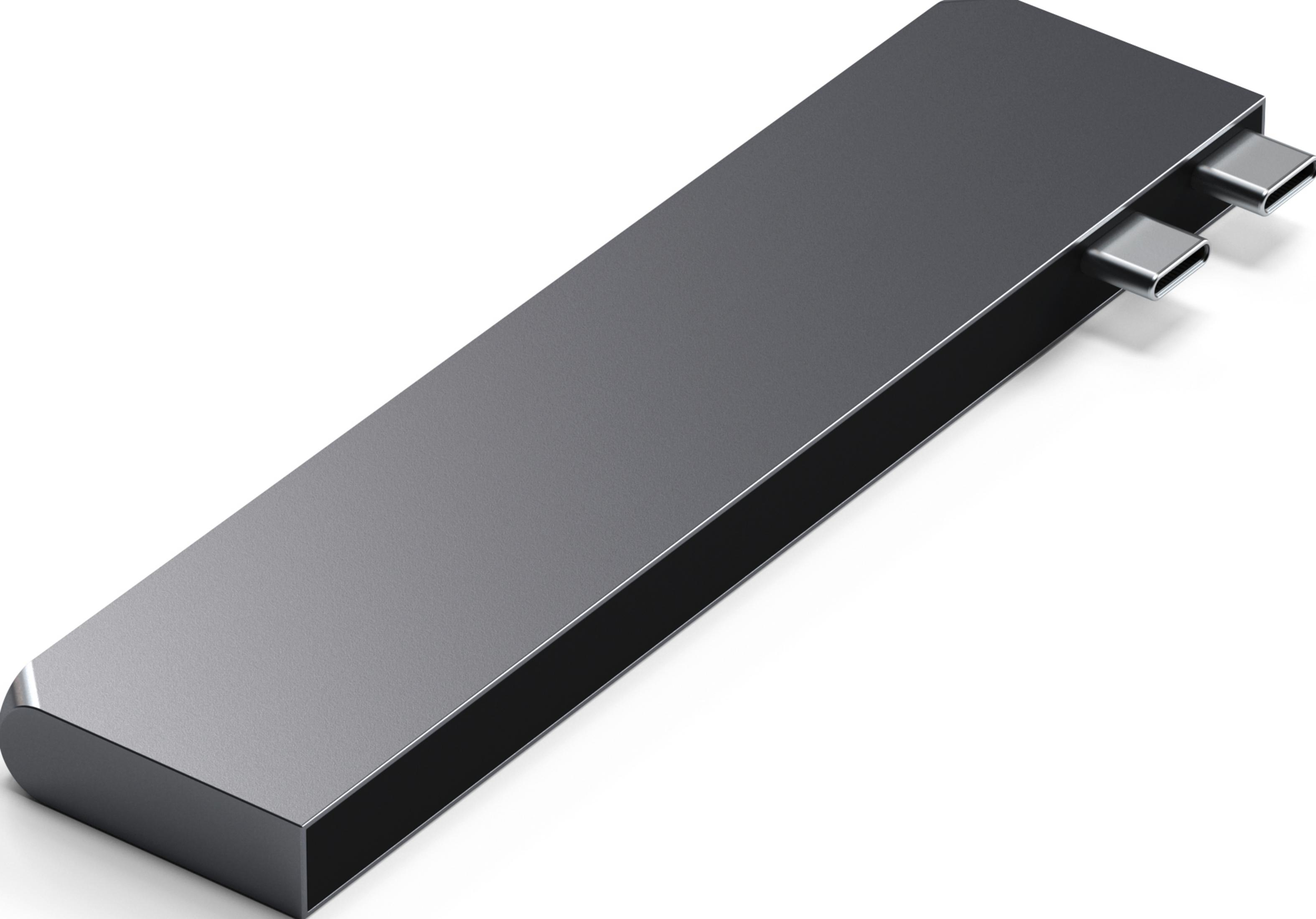Un adaptador USB-C gris con dos puertos sobresale de una carcasa negra.