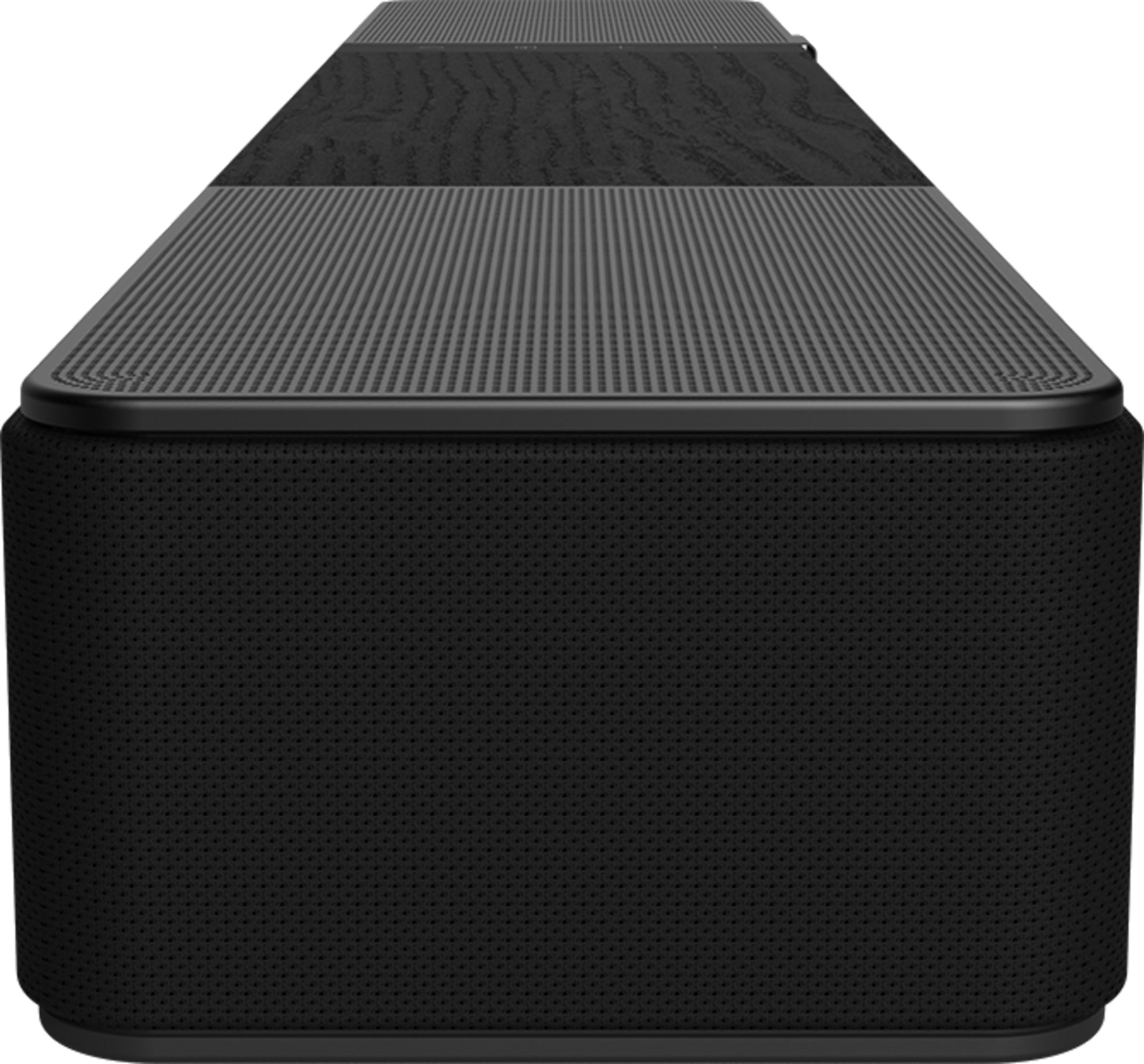 Czarny głośnik z górną częścią imitującą drewno i prążkowanymi akcentami.