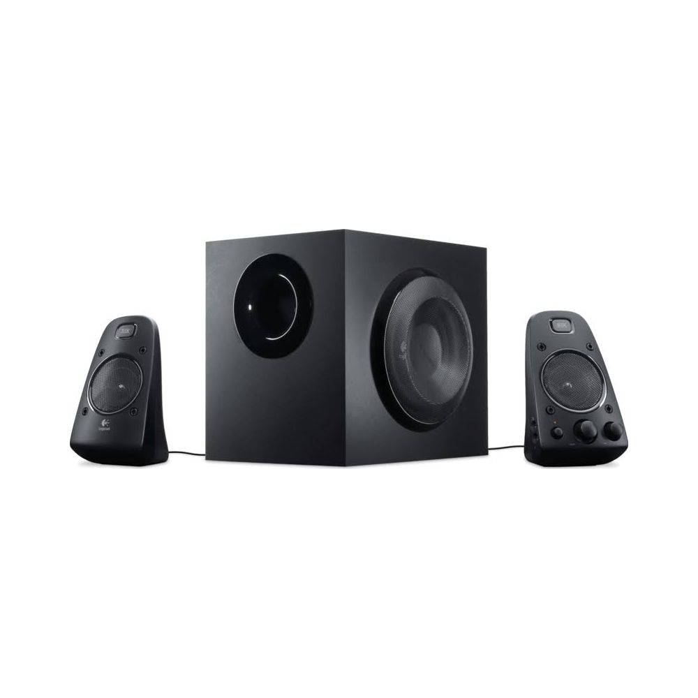Czarny zestaw głośnikowy z subwooferem i dwoma głośnikami satelitarnymi na białym tle.