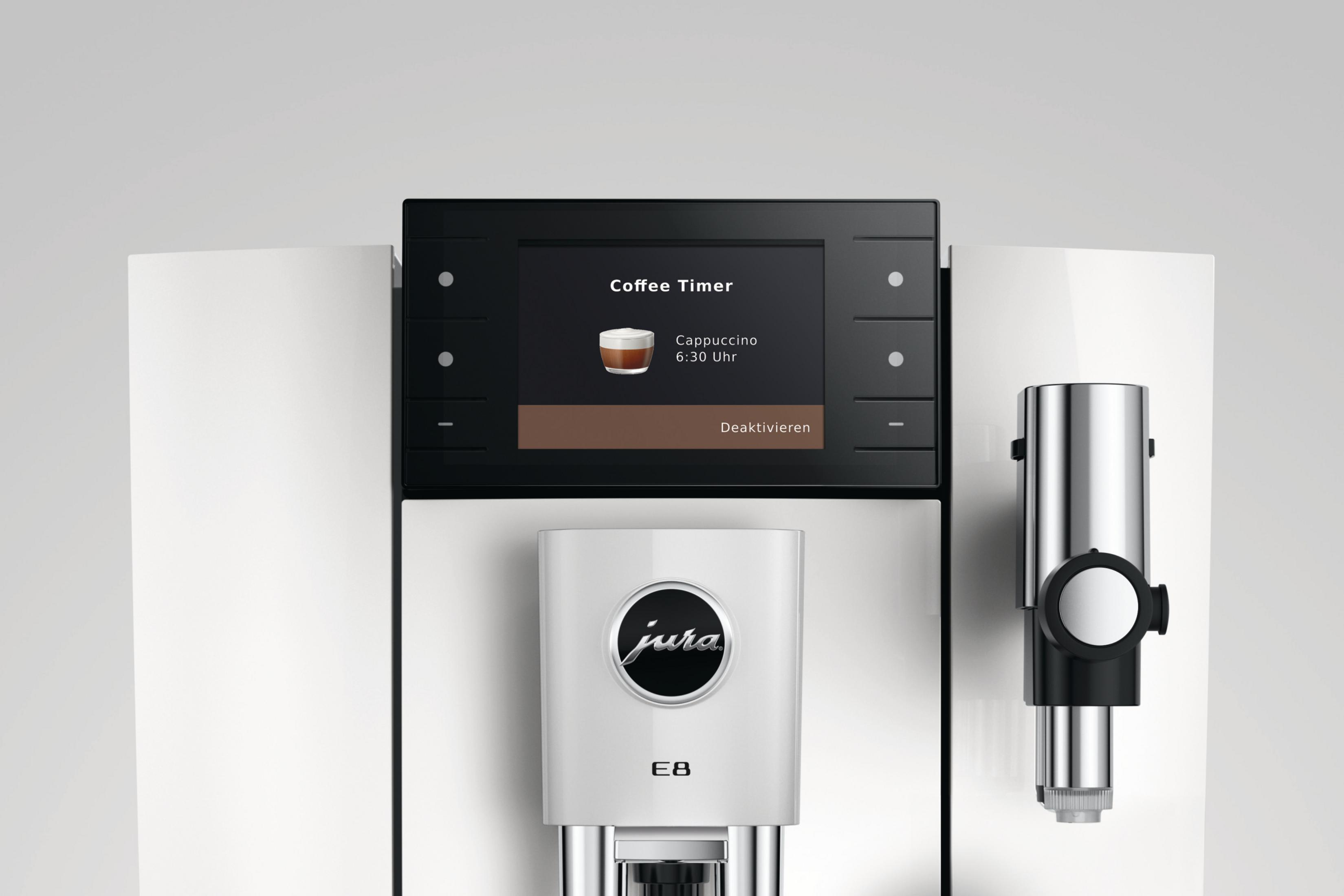 Macchina da caffè con touchscreen che mostra cappuccino alle 6:30.