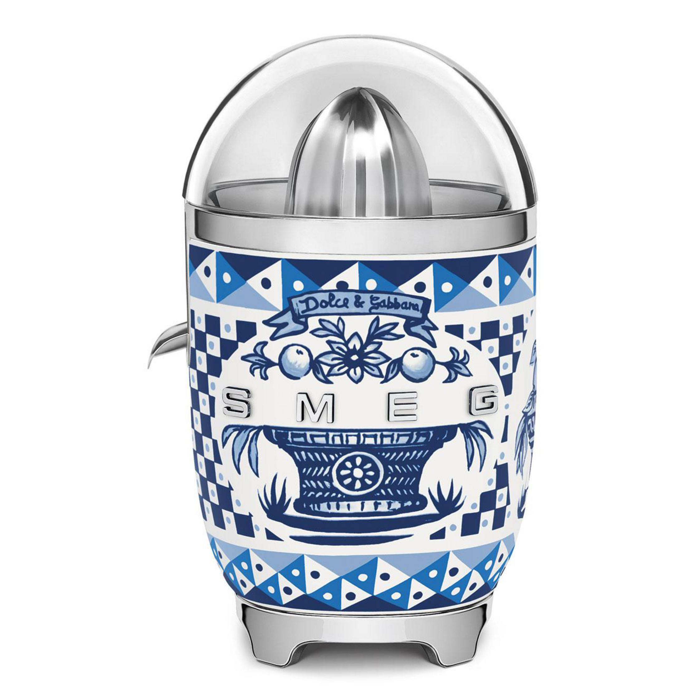 Ein Entsafter mit blau-weißem Muster und Dolce & Gabbana Logo.