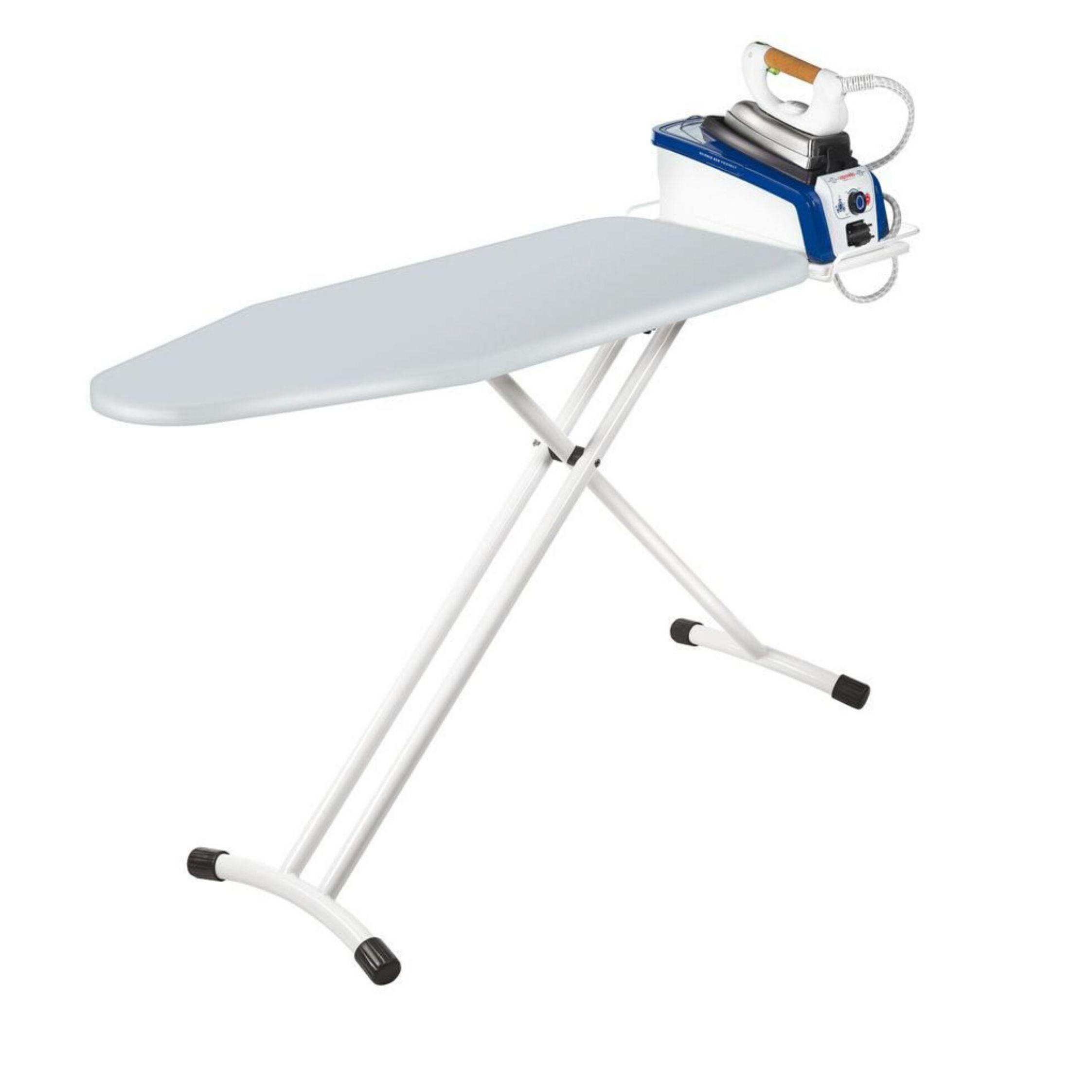 Una plancha con generador de vapor sobre una tabla de planchar blanca.