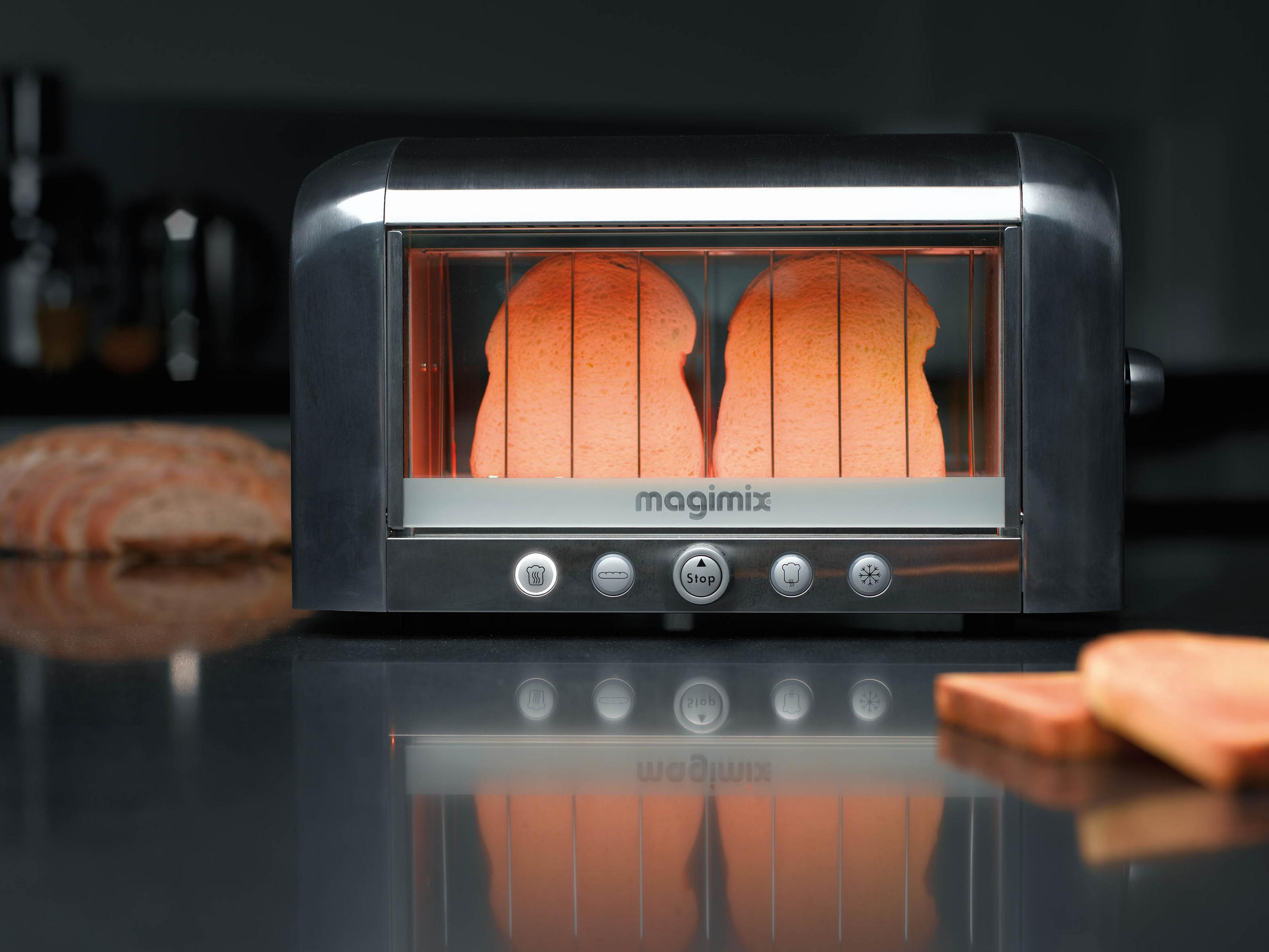 Due fette di pane tostato in un tostapane argentato con finestra.