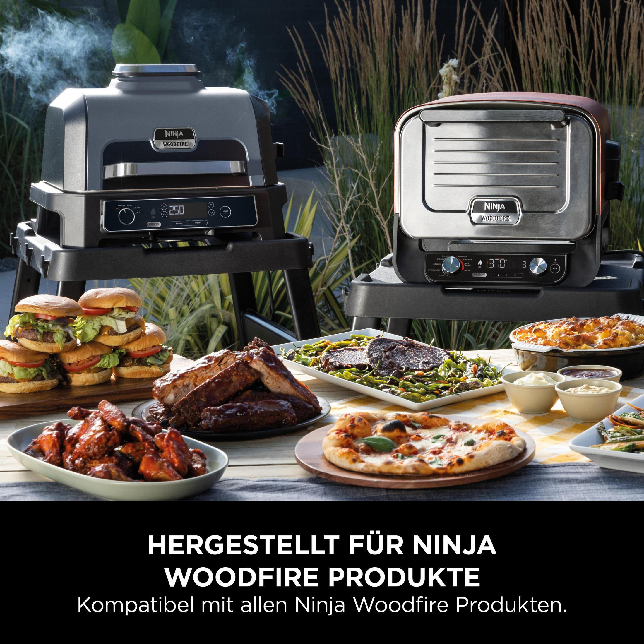 Dwa grille Ninja Woodfire z grillowanymi potrawami, w tym burgery, żeberka i pizza.