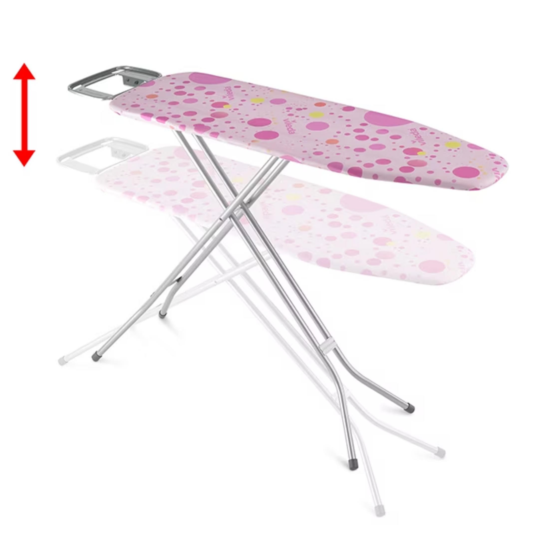 Regulowana deska do prasowania z różową poszewką i kropkami.