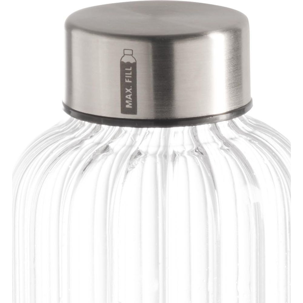 Nahaufnahme des oberen Teils einer Glasflasche mit gerippter Textur und silbernem Deckel.