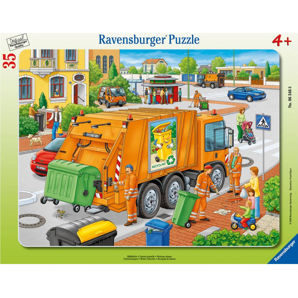 Śmieciarka z pracownikami zbierającymi śmieci na ulicy, z budynkami i ludźmi.