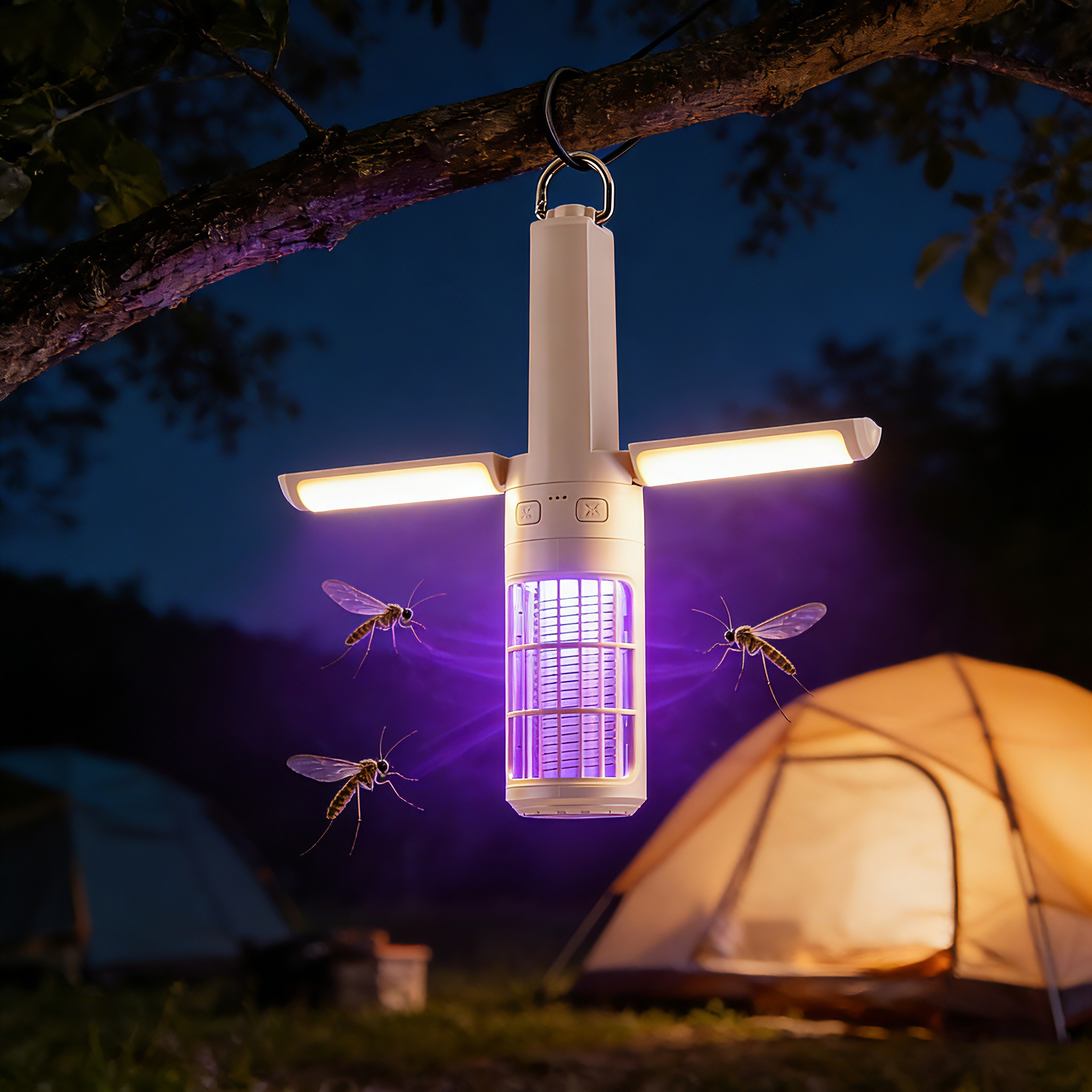 Campinglaterne mit UV-Licht zieht Mücken an, hängt an einem Baum über Zelten.