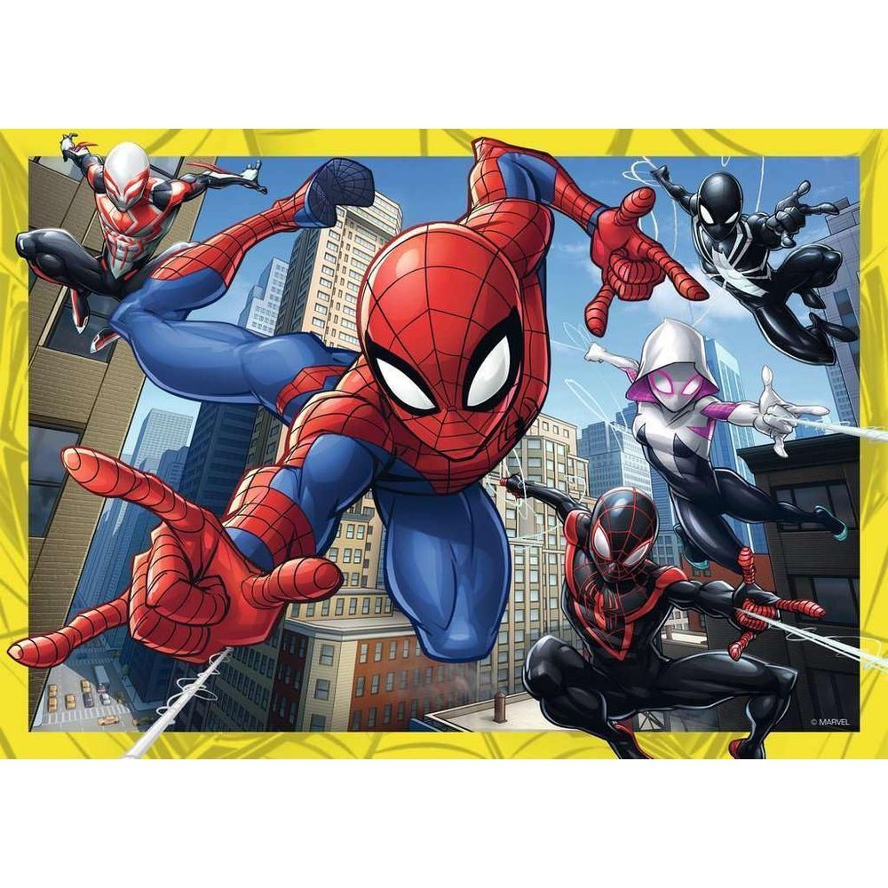 Pięciu Spider-Manów w dynamicznych pozach na tle miasta.