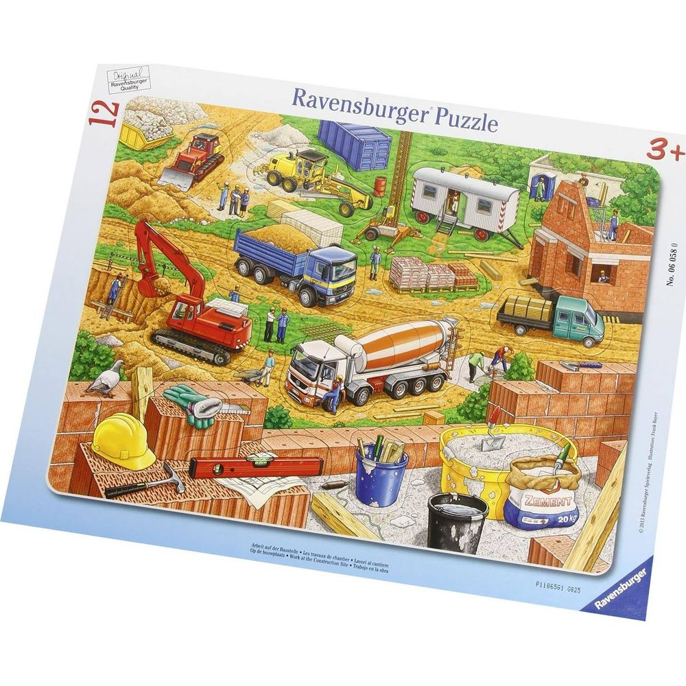 Plac budowy z koparkami, ciężarówkami, betoniarką i robotnikami budującymi dom.