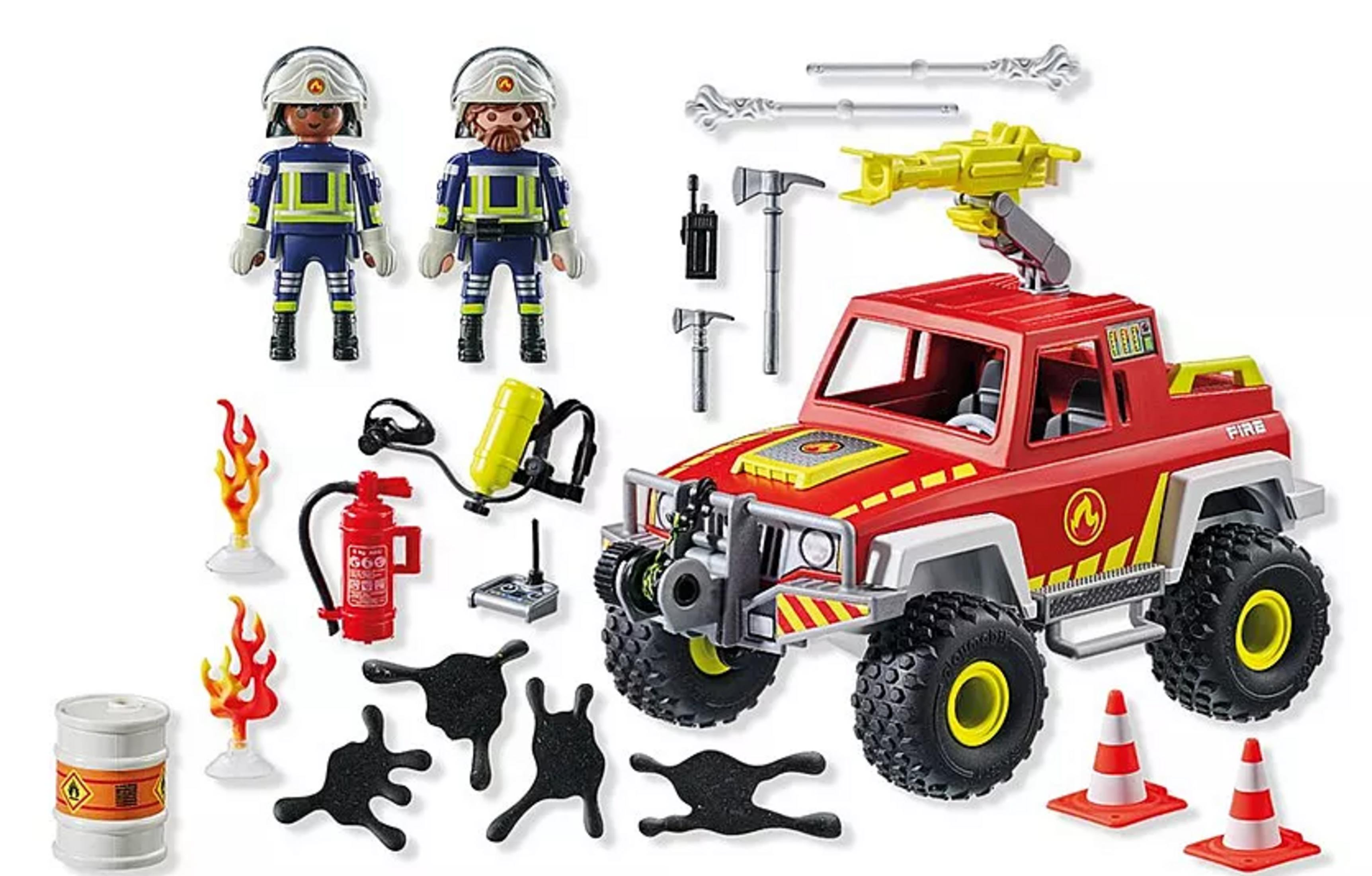 Zabawka strażacka: figurki, czerwony wóz strażacki, narzędzia, płomienie i beczki.
