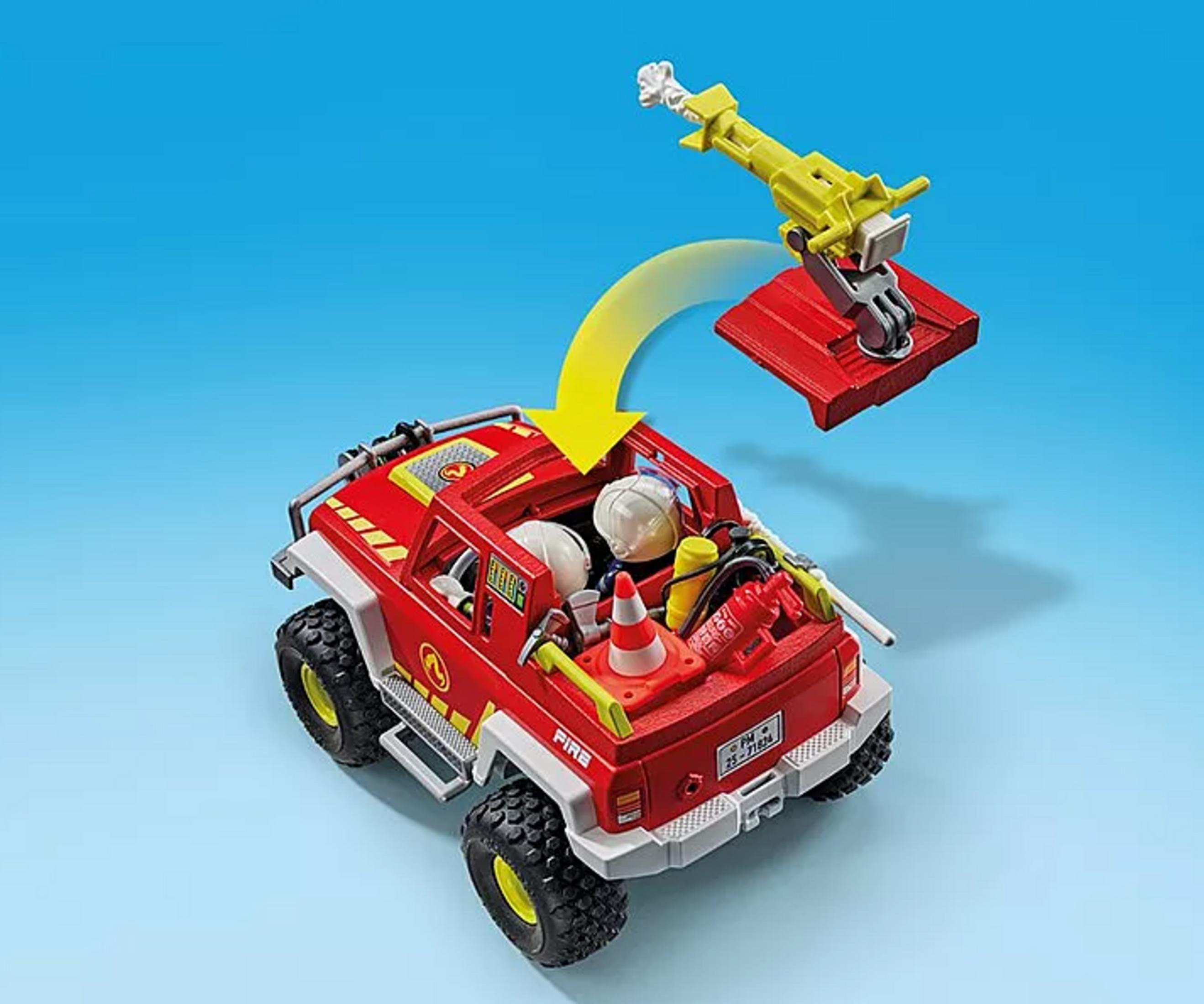 Czerwony wóz strażacki z dwiema figurkami i ramieniem dźwigu nad pojazdem.