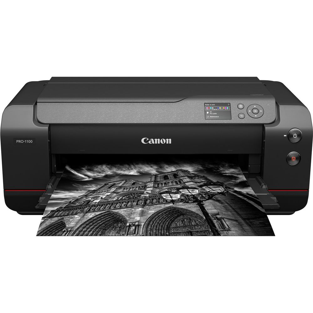 Czarna drukarka Canon Pro-1100 z czarno-białym zdjęciem Katedry Notre Dame w druku.