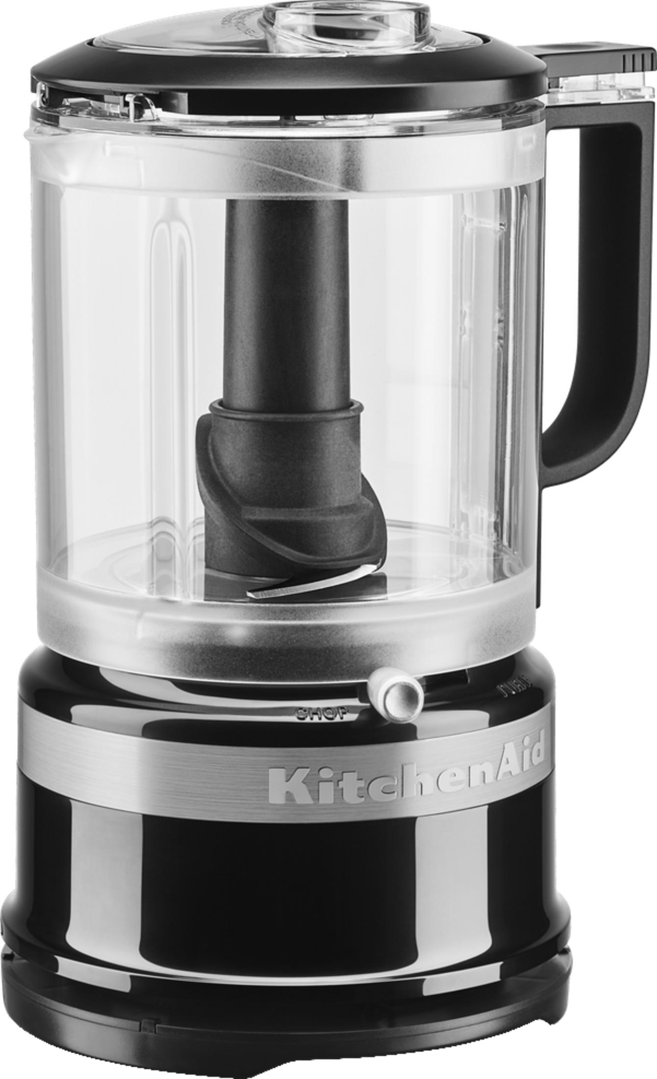 Şeffaf hazne ve gümüş bantlı siyah KitchenAid doğrayıcı.