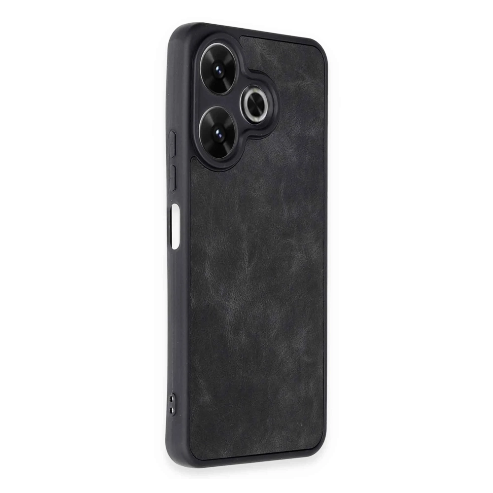 Üç kamera lensli, mat bitişli siyah telefon kılıfı.