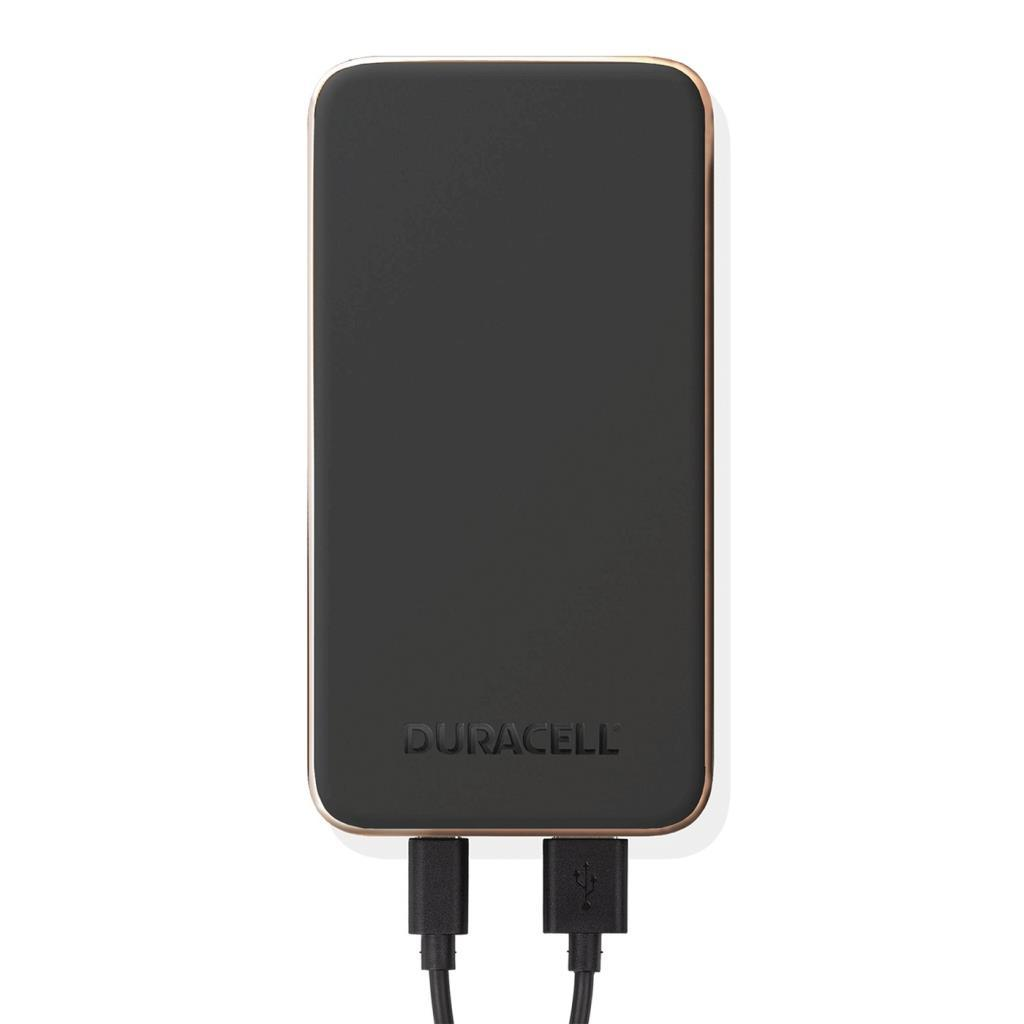 Altın renkli kenara sahip siyah Duracell powerbank ve iki USB kablosu.