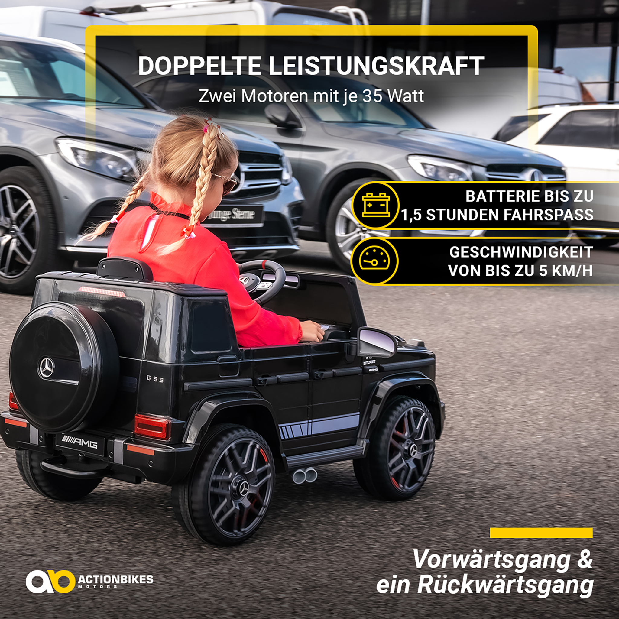 Mädchen fährt ein schwarzes Elektro-Auto vor grauen Autos. Doppelte Leistung & 1,5h Akku.