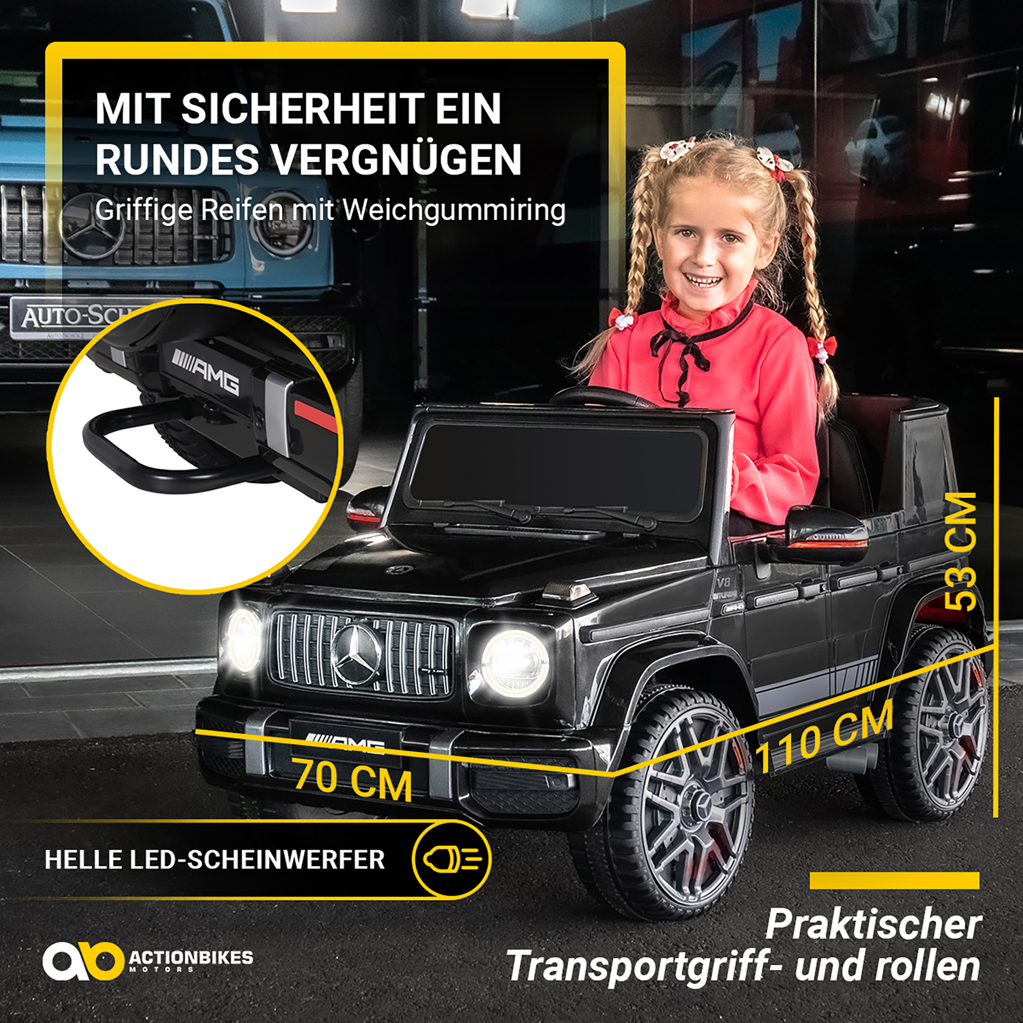 Ein Mädchen sitzt in einem schwarzen Spielzeugauto mit AMG-Logo.