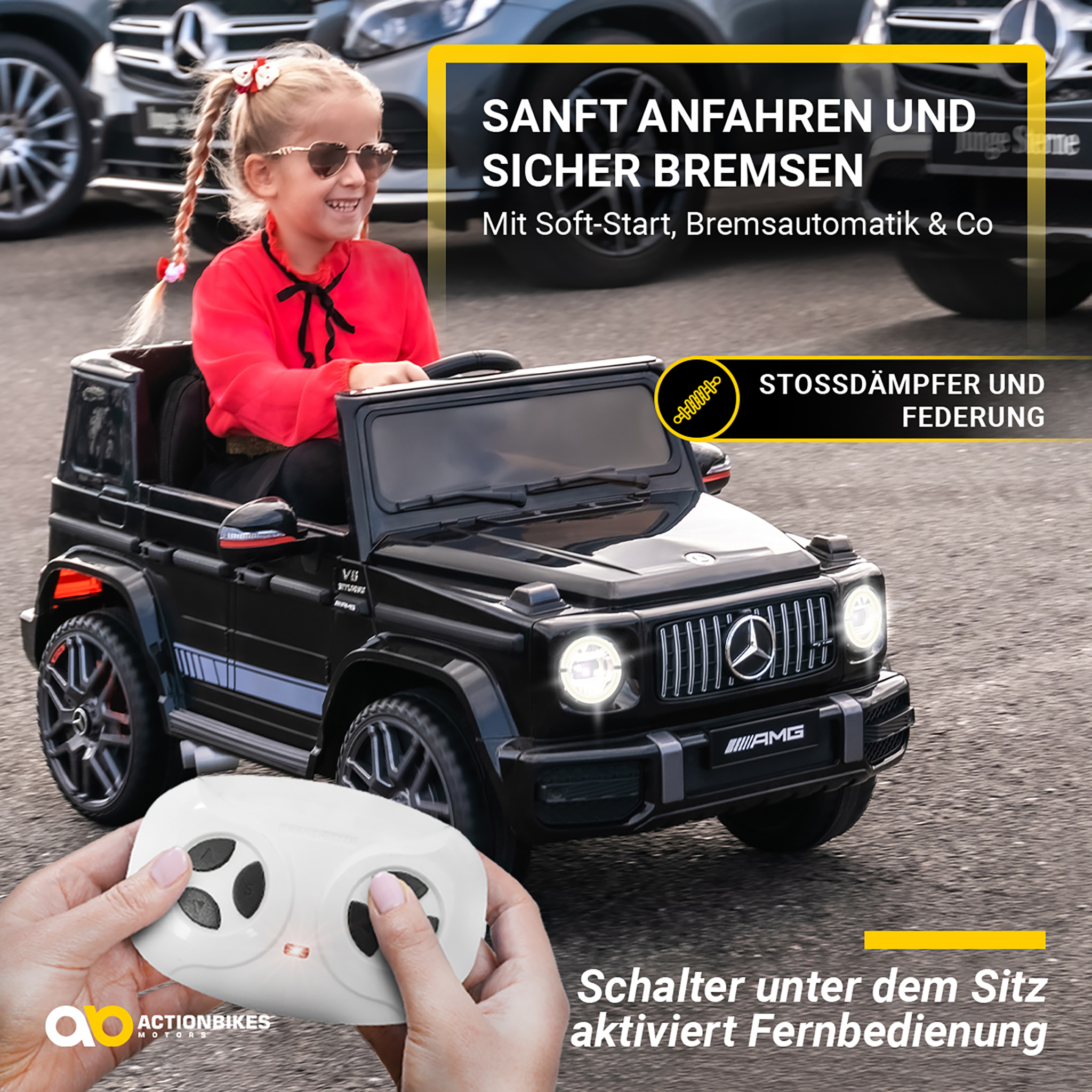Ein Mädchen in einem roten Oberteil fährt ein schwarzes Spielzeugauto.