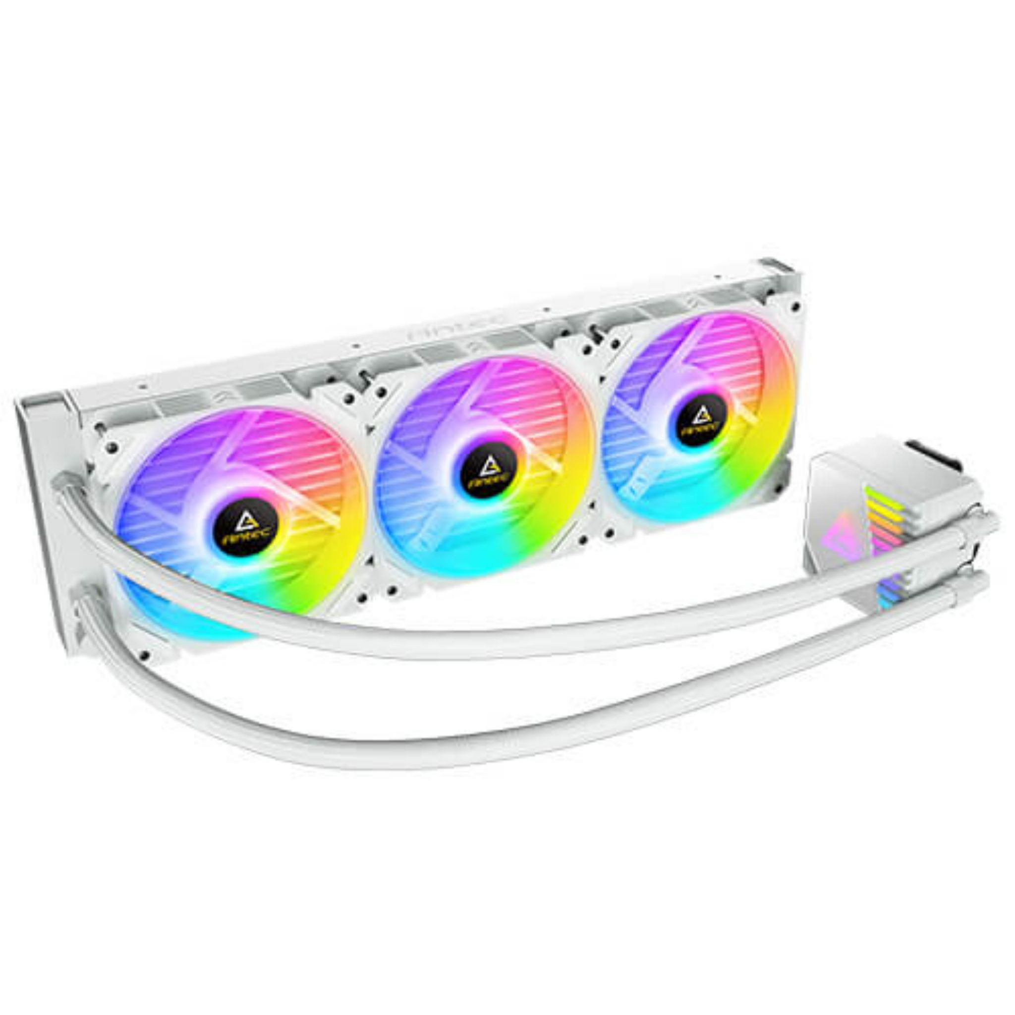 Ein weißer PC-Kühler mit drei RGB-Lüftern und Schläuchen.