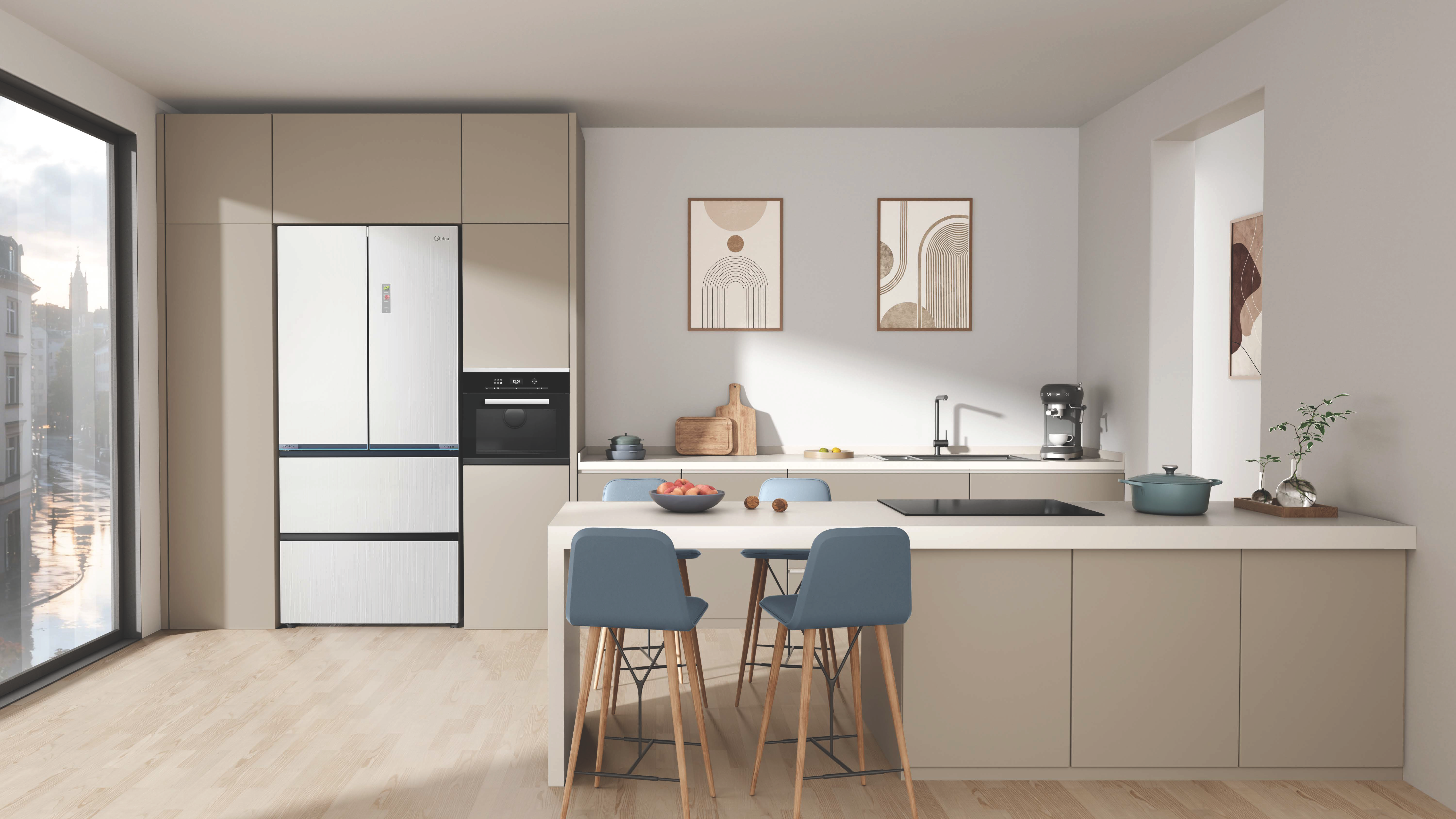 Moderne Küche mit weißem Kühlschrank, Kochinsel, Barhockern und Stadtblick.
