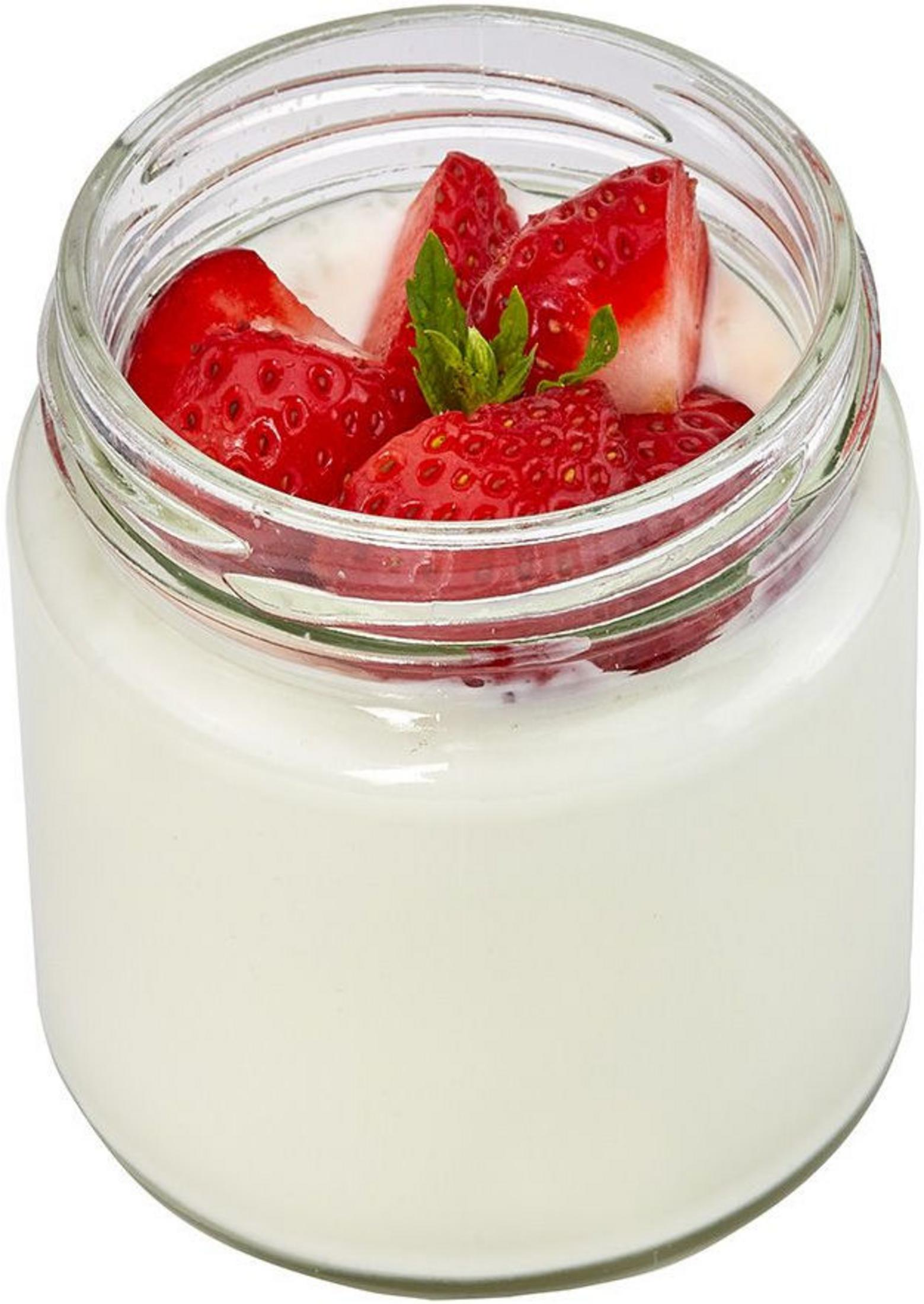 Joghurt mit Erdbeeren und Minze in einem Glas.