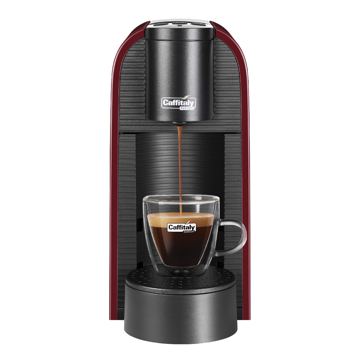 Eine rote Kaffeemaschine brüht Espresso in eine transparente Tasse.
