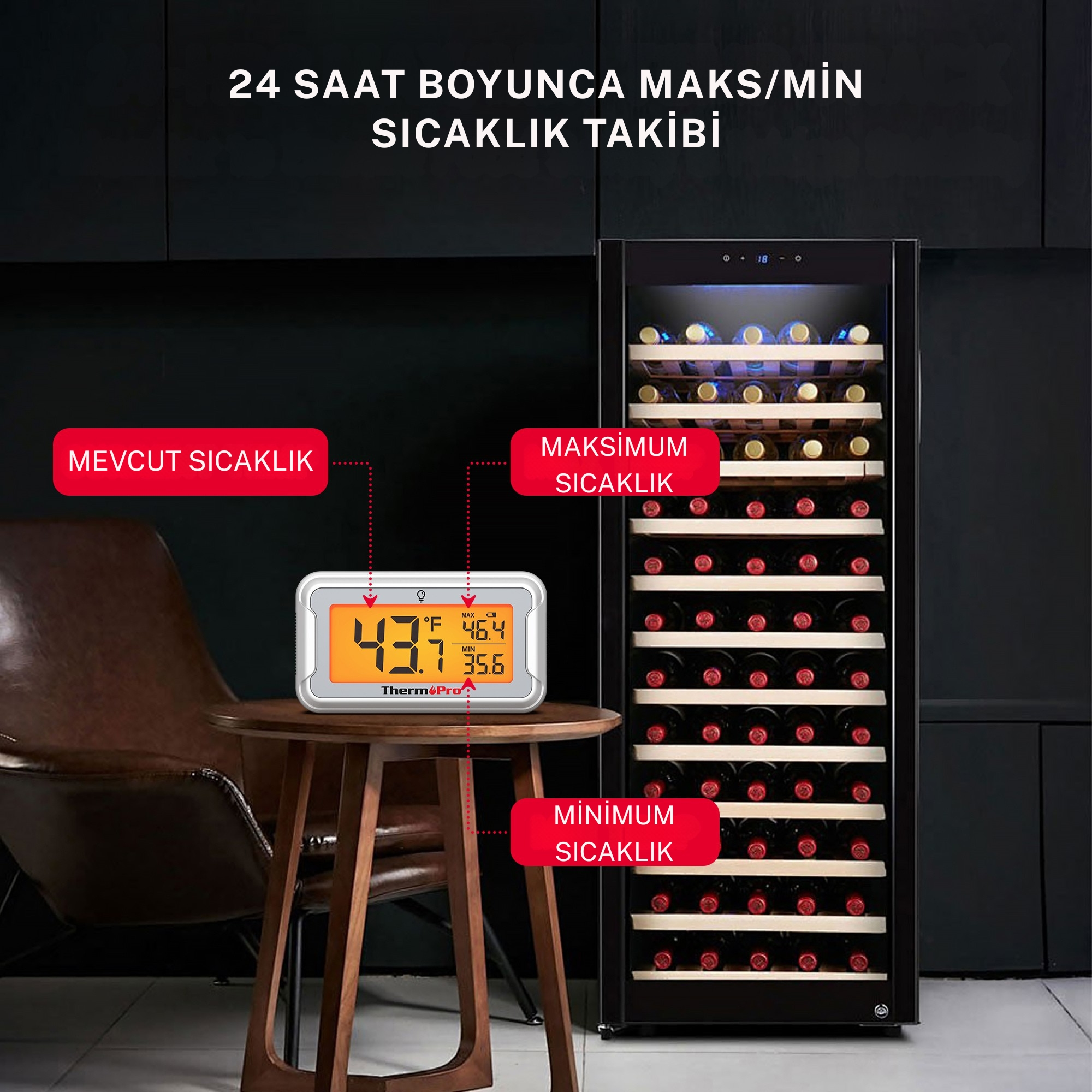 Termometre, şişelerle dolu bir şarap soğutucusunun yanında 43,7°F gösteriyor.