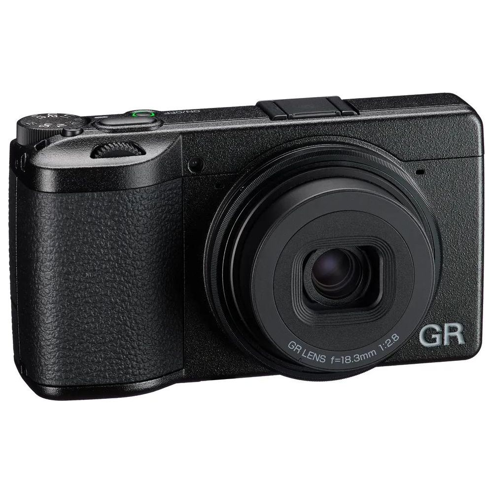 Appareil photo numérique noir avec objectif GR, f=18.3mm 1:2.8, vu de près.