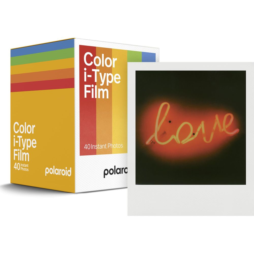 Polaroid Color i-Type filmdoos naast een polaroidfoto van een neon 'love'-bord.