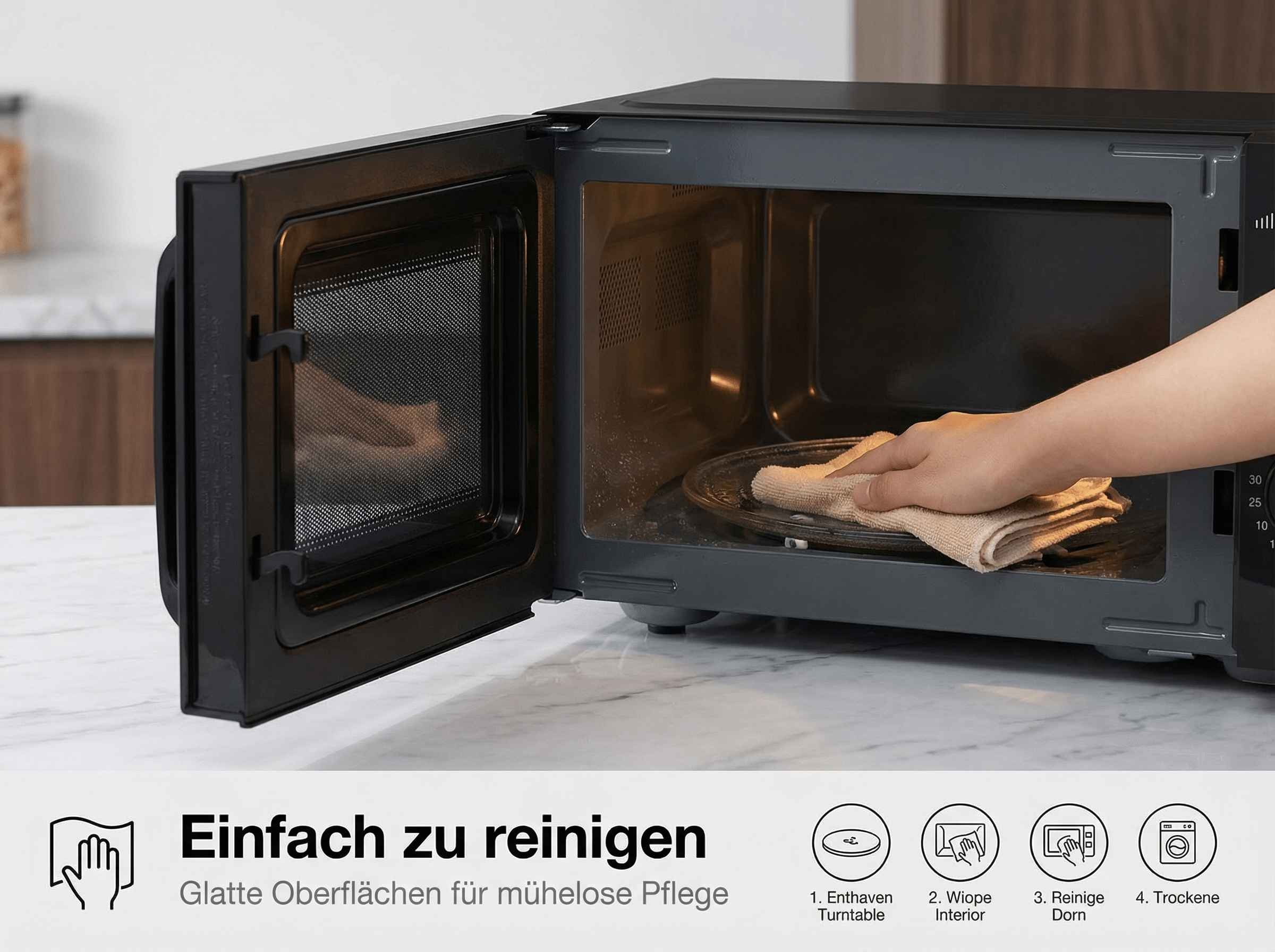 Eine Hand reinigt mit einem Tuch das Innere einer offenen Mikrowelle.