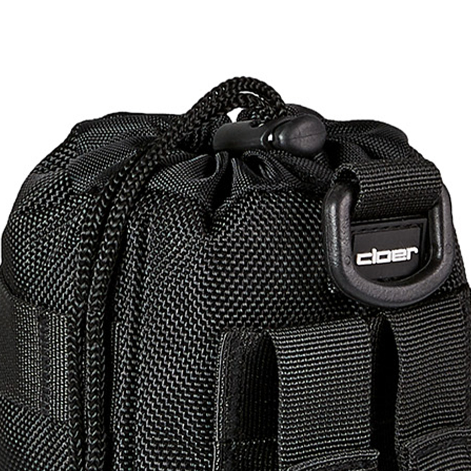 Nahaufnahme einer schwarzen Tasche mit Kordelzug und D-Ring mit Logo.
