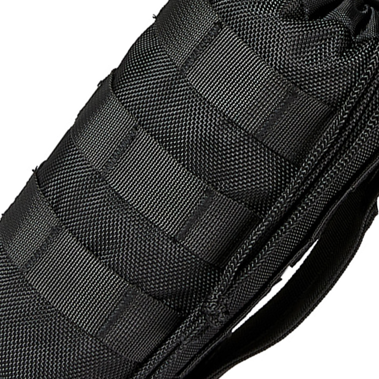 Schwarze Nylontasche mit MOLLE-Schlaufen und Reißverschluss.