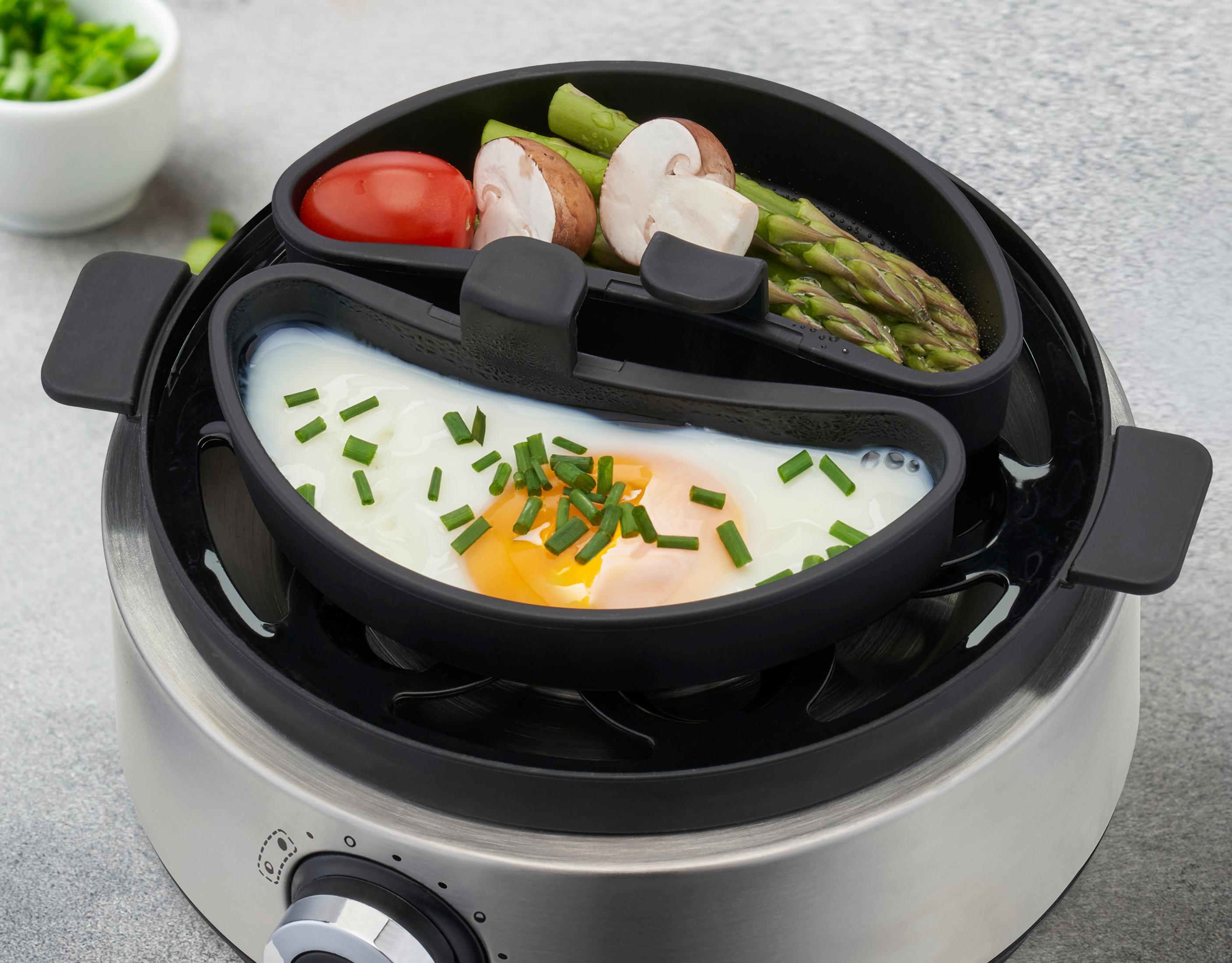Uovo al vapore con pomodoro, funghi e asparagi in un cuociriso.