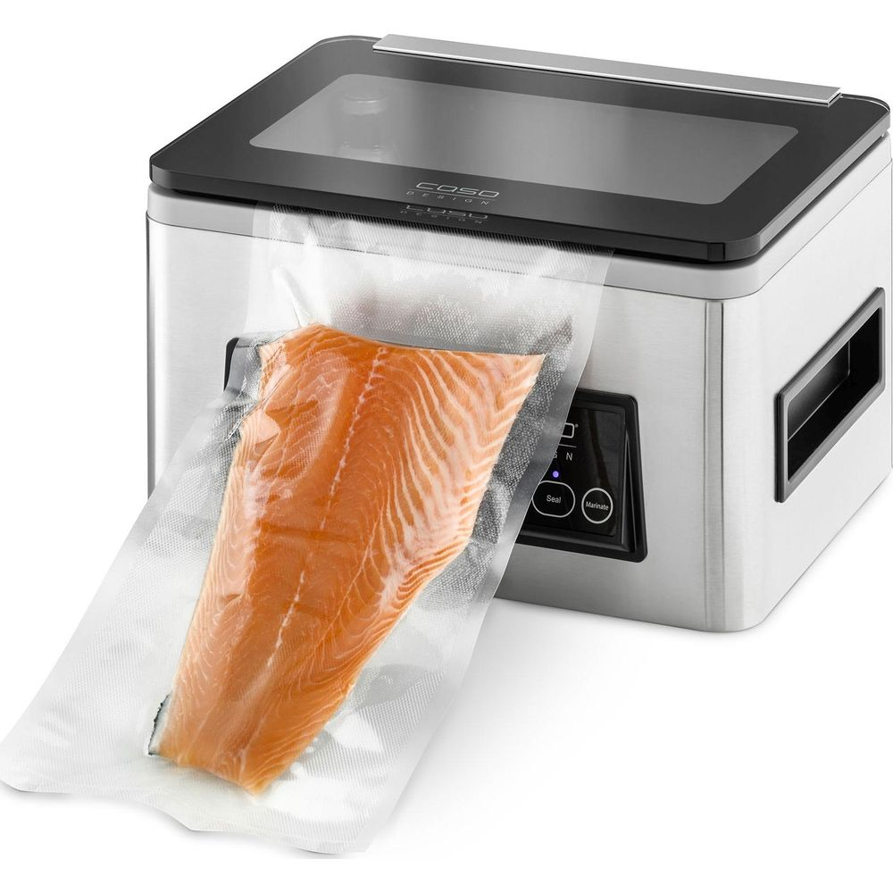 Ein rohes Lachsfilet in einem Vakuumbeutel liegt vor einem silbernen Vakuumiergerät.