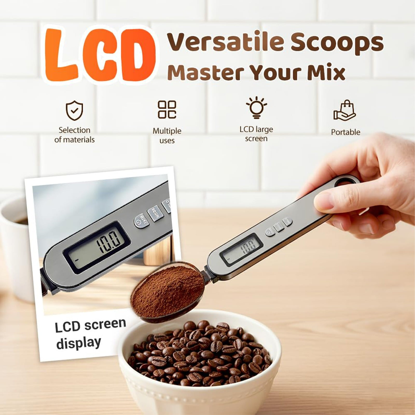 Eine Hand hält eine digitale Löffelwaage mit Kaffeepulver über einer Schüssel mit Kaffeebohnen.