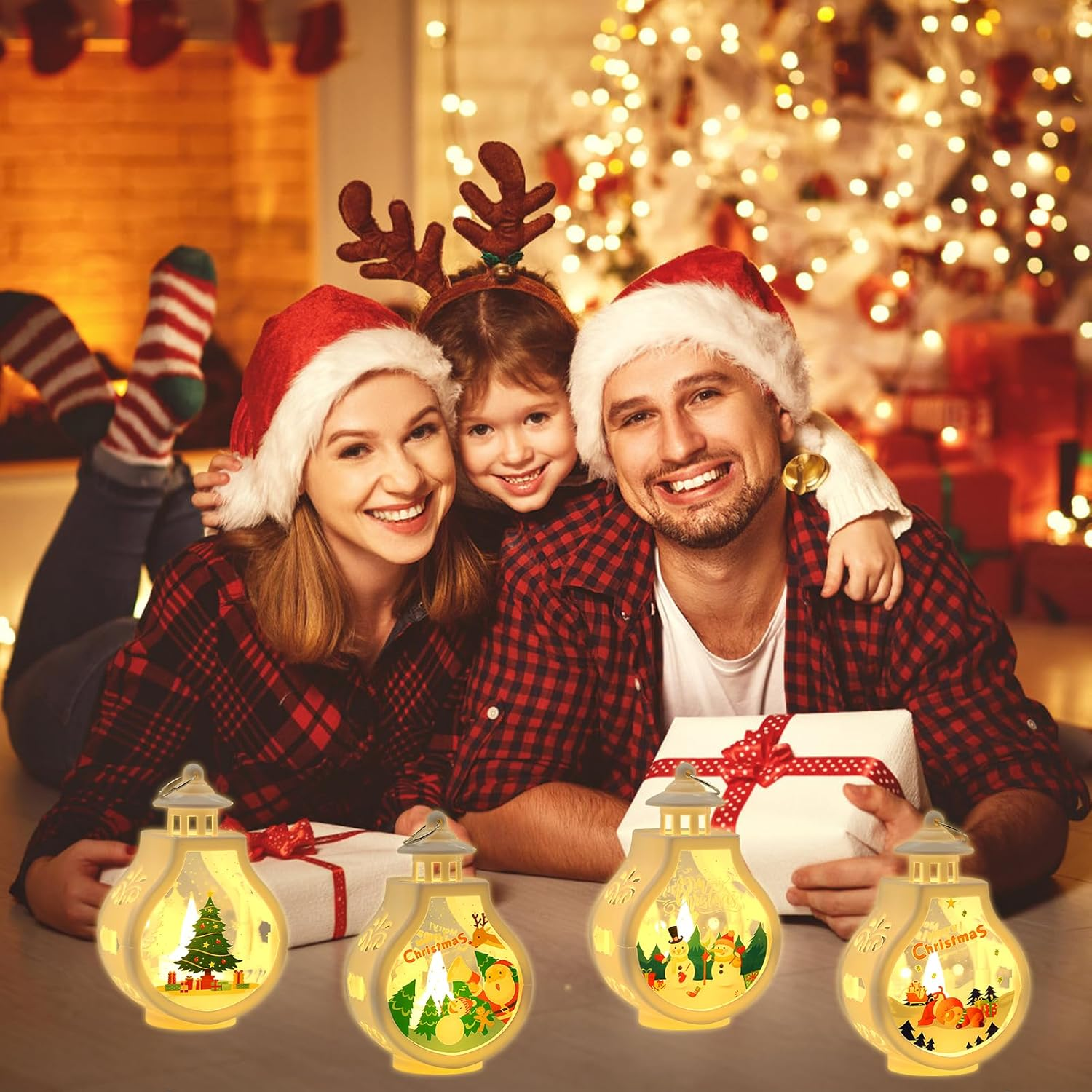 Familie in Weihnachtsmñtzen feiert, Geschenke und Laternen auf dem Boden.