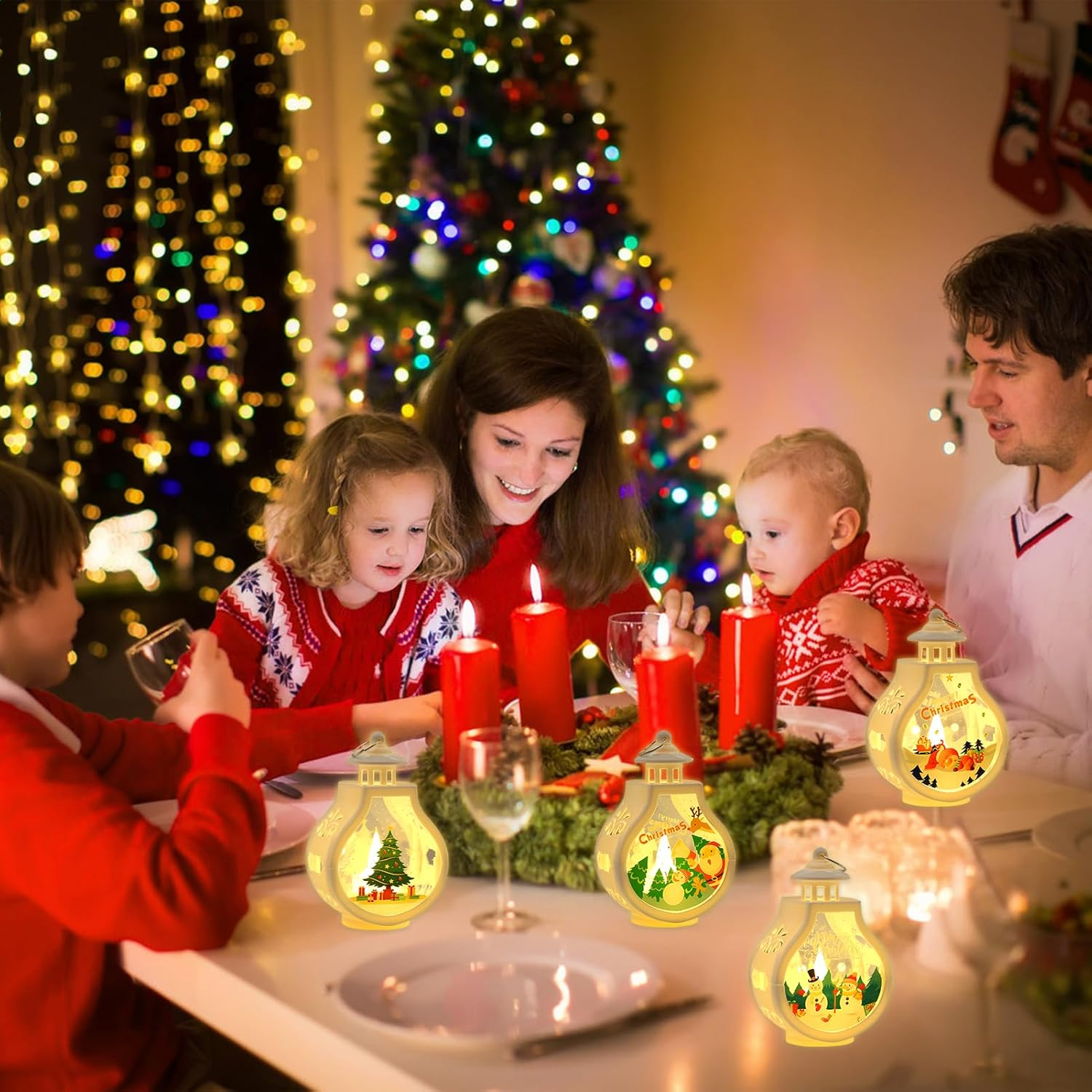 Familie feiert Weihnachten am Tisch mit Lichtern und geschmücktem Baum.