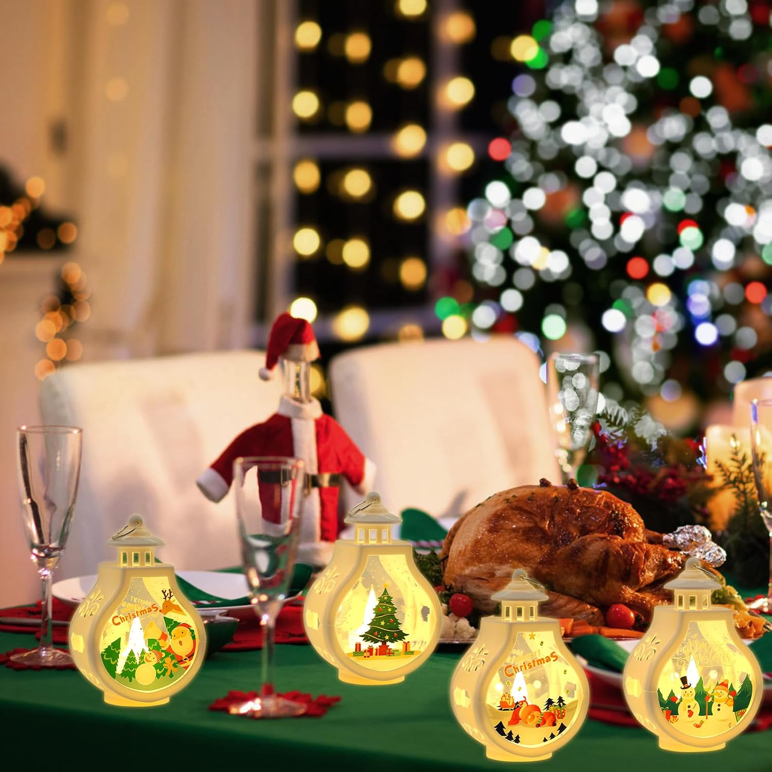 Festlicher Esstisch mit Truthahn, vier Weihnachtslaternen, Gläsern und Weihnachtsbaum im Hintergrund.