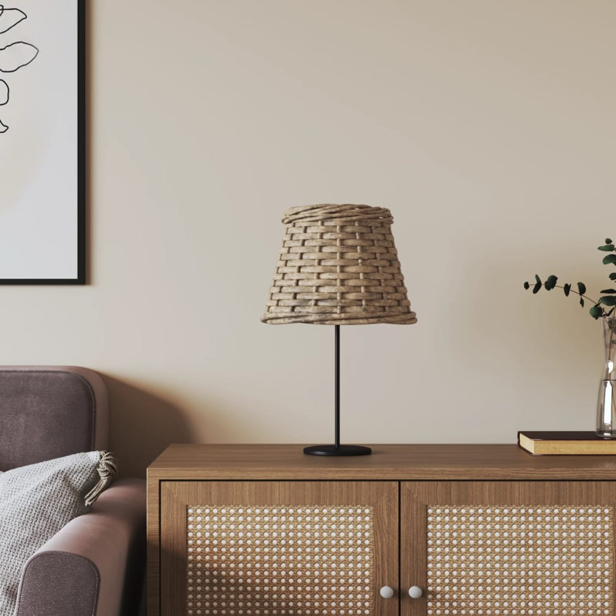 Ein Korbtischlampe steht auf einem Holzschrank mit Rattan-Türen.