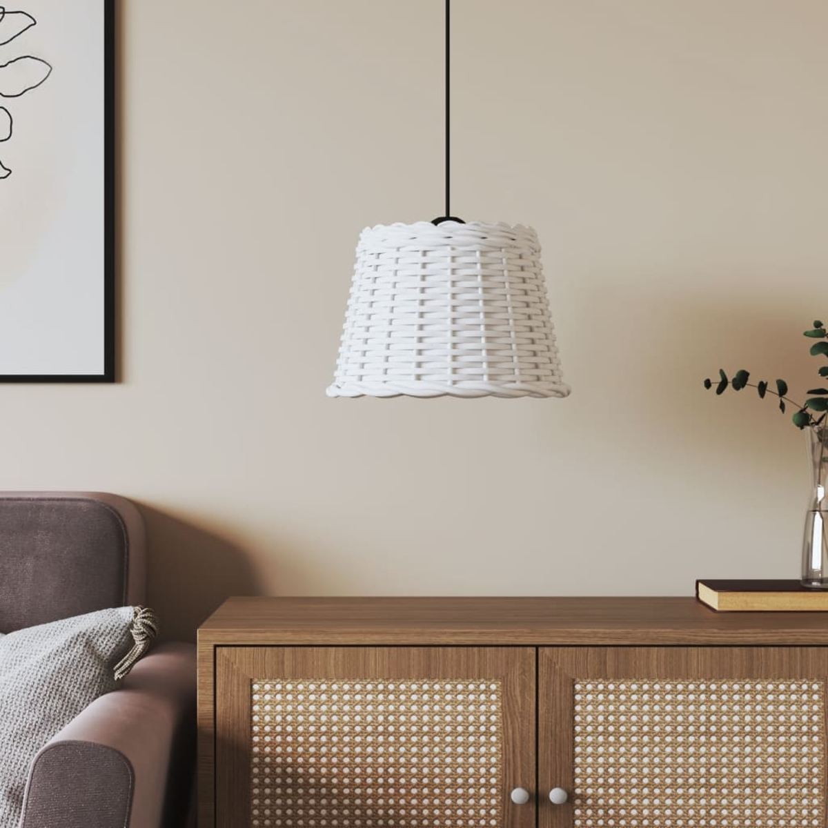Ein weißer Weidenkorb-Lampenschirm hängt über einem Holzschrank mit Rattan-Details.