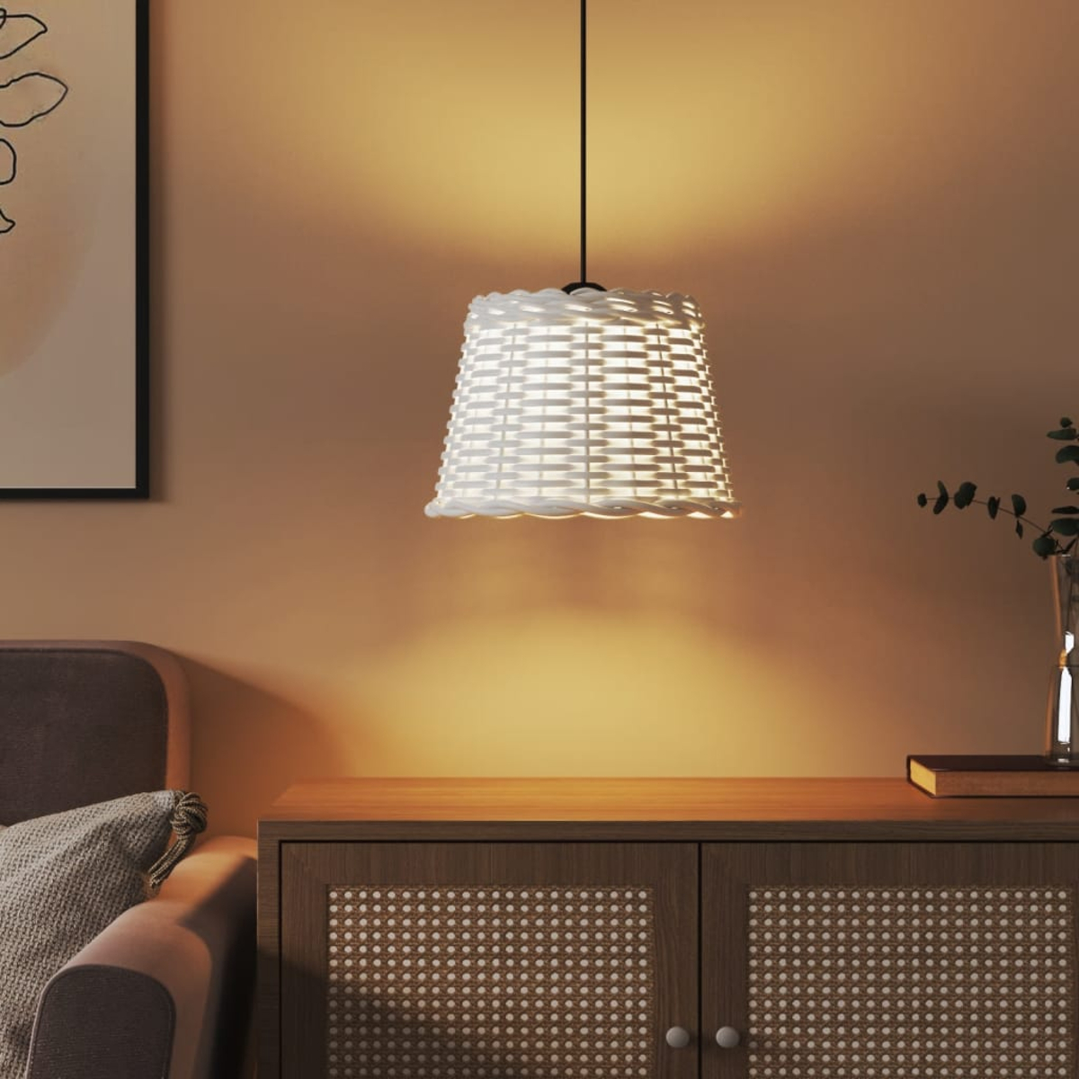Eine wei ße Weidenkorb-Pendelleuchte hängt über einem Holzschrank mit Rattan-Details.