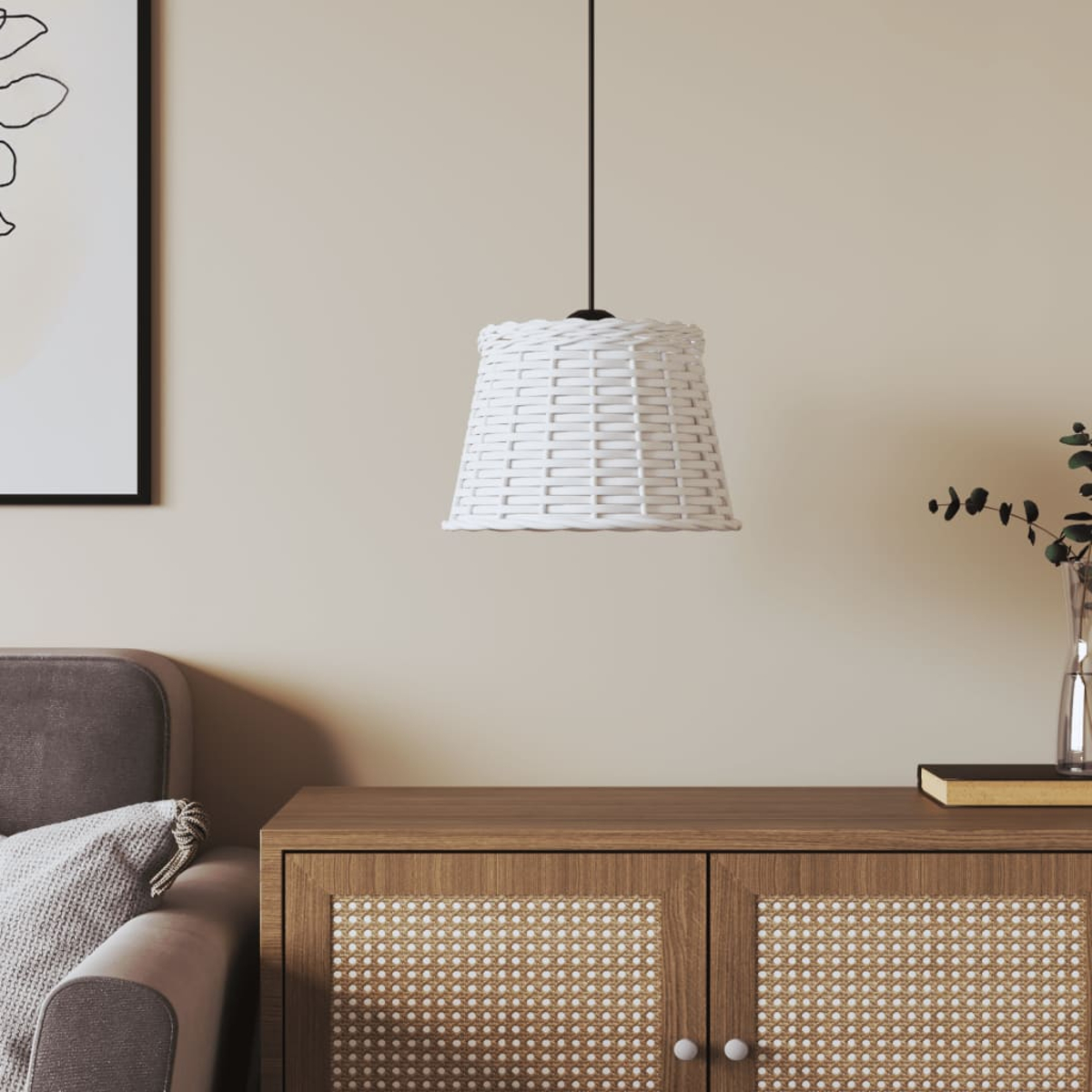 Ein weißer Weidenkorb-Pendelleuchter hängt über einem Holzschrank mit Rattan-Details.