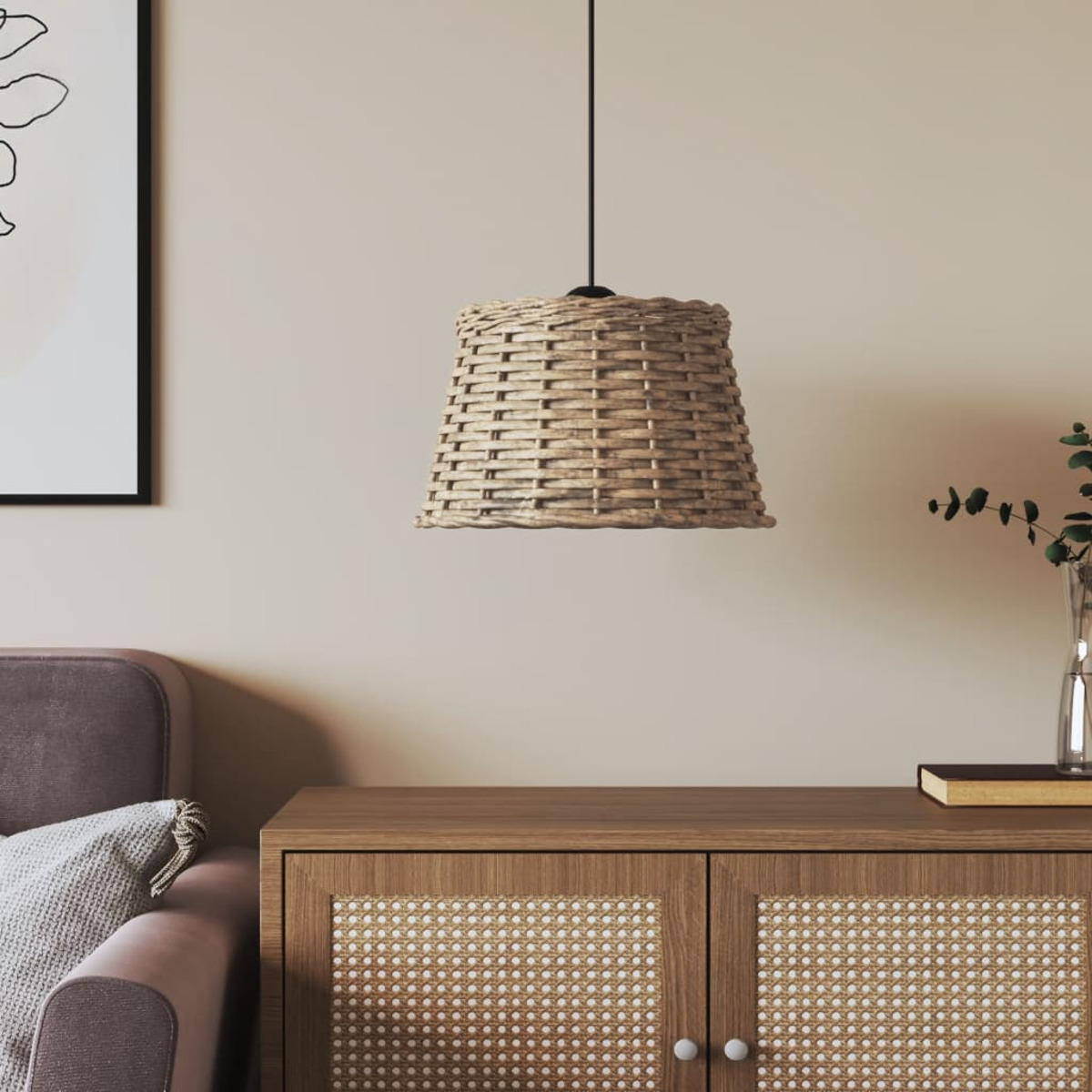 Ein Weidenkorb-Pendelleuchte hängt über einem Holzschrank mit Rattan-Türen.