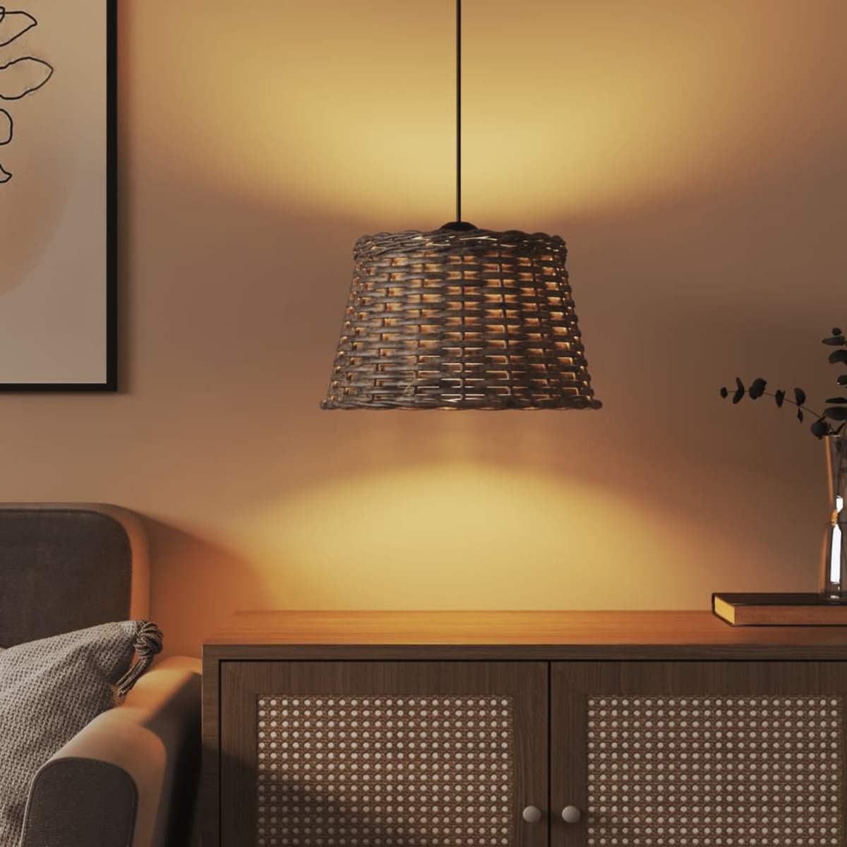 Eine gewebte Pendelleuchte hängt über einem Holzschrank mit gerahmter Kunst an der Wand.