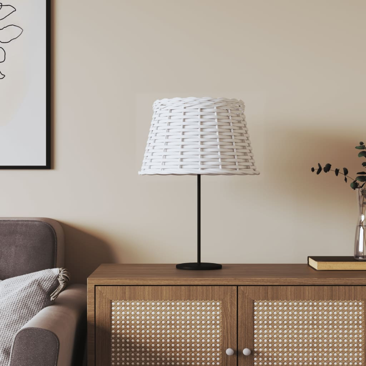 Ein weißer Korbtischlampenschirm auf einem Holzschrank mit Rattan-Details.